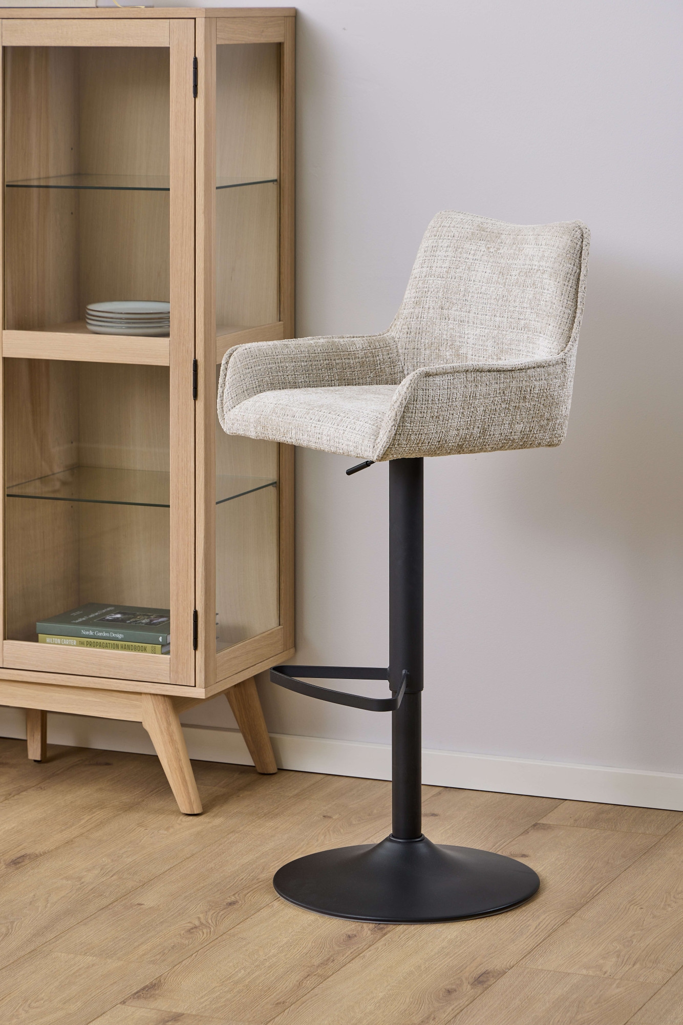ACTONA GROUP Barhocker »Eddie, Thekenhocker, Barstuhl mit Rückenlehne und Fussstütze« Set, 2, 2 Stk. tlg. Barhocker, Stoffbezug, geschwungene Form, Gaslift, Drehfunktion, FSC™