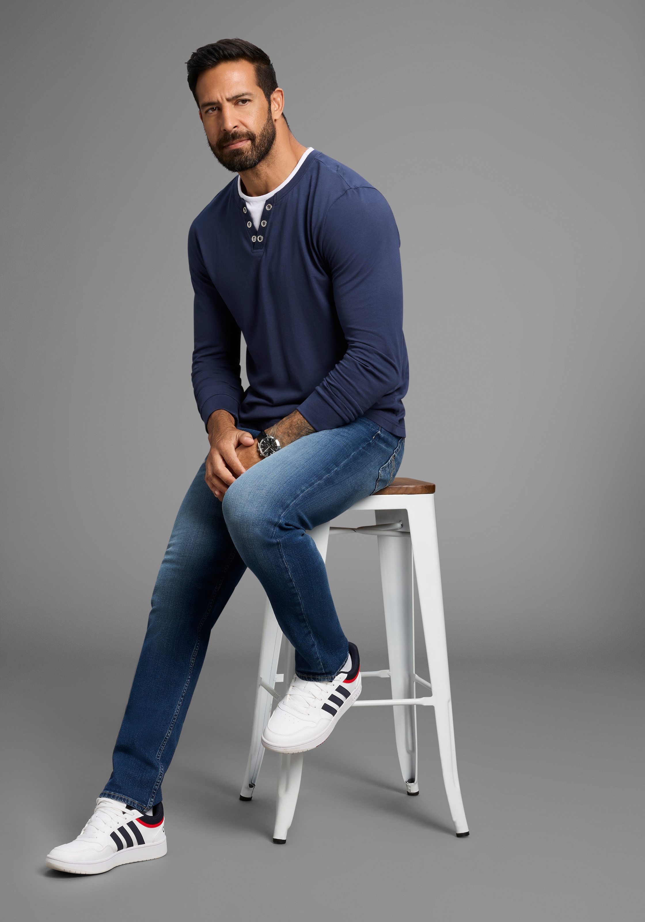 Man's World Rundhalsshirt »Neue Kollektion!« mit Kontrasteinsatz am Halsausschnitt