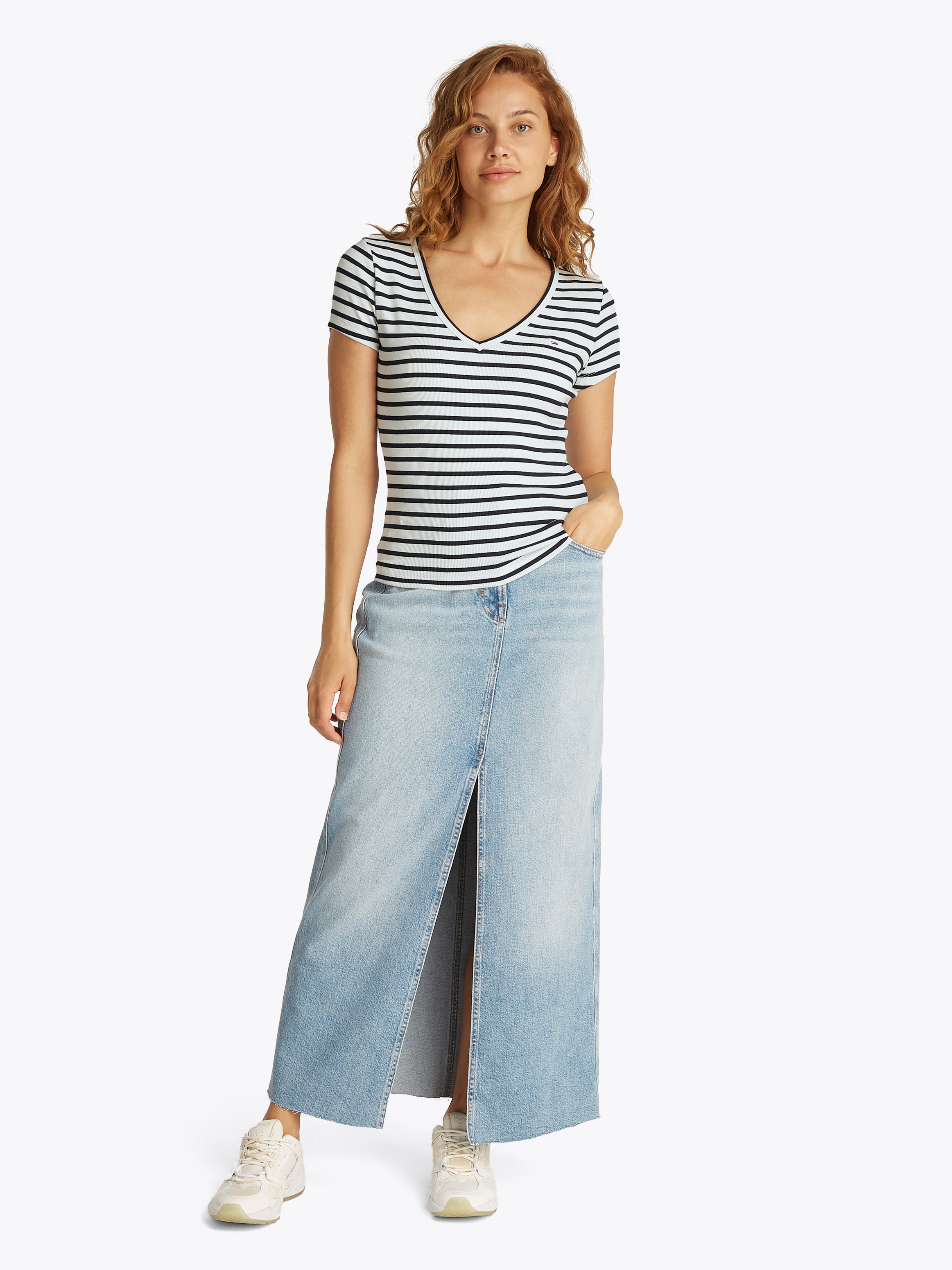 Tommy Jeans T-Shirt »TJW SLIM ESSENTIAL RIB V SS«, mit Logostickerei