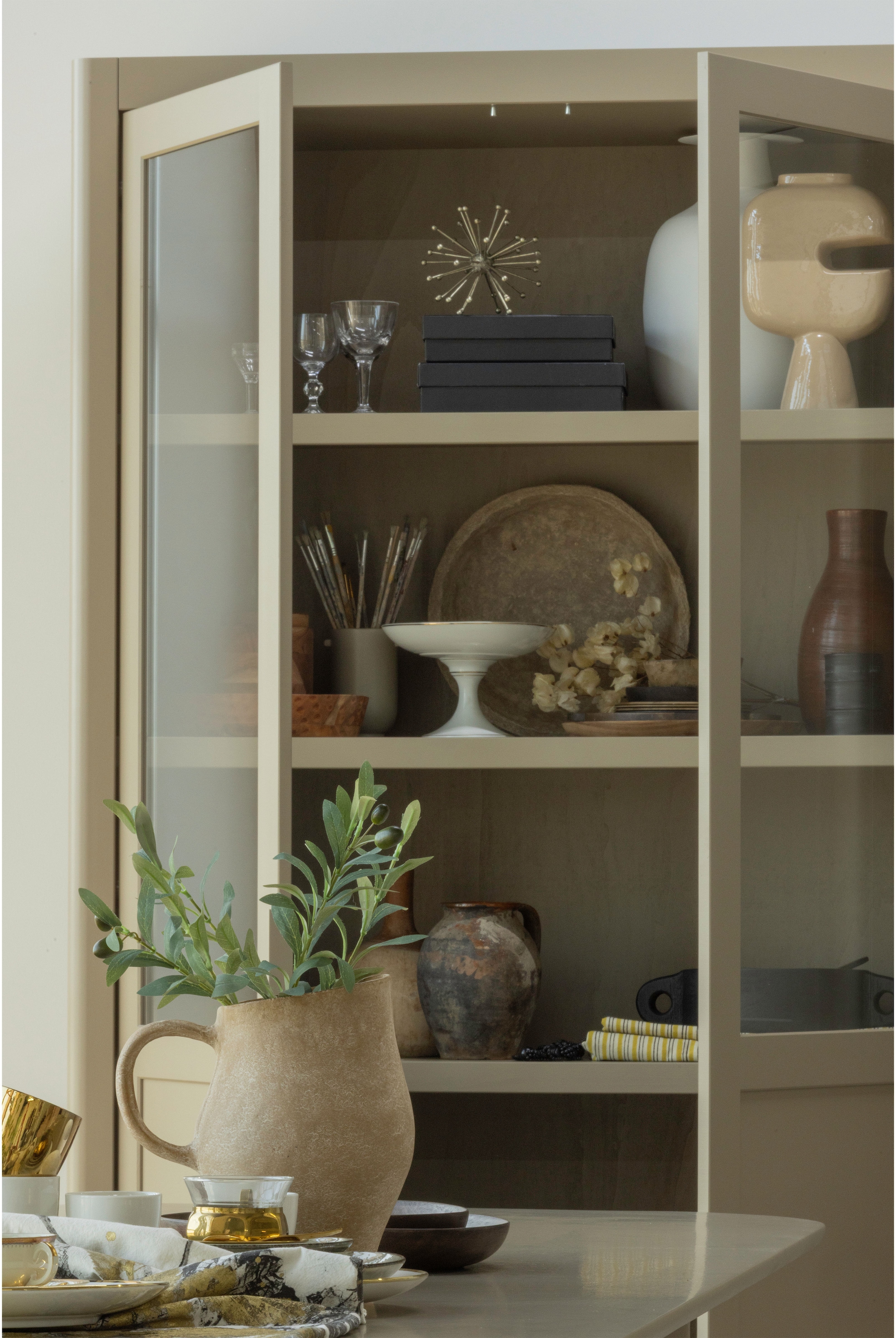 WOOOD Vitrine »Gunnar FSC®-Kiefernholz mit Glasstüren H 217 x B 120 x T 48 cm« Tragkraft 150 kg gesamt, wasserbasierter Schutzlack, Pfleigleicht