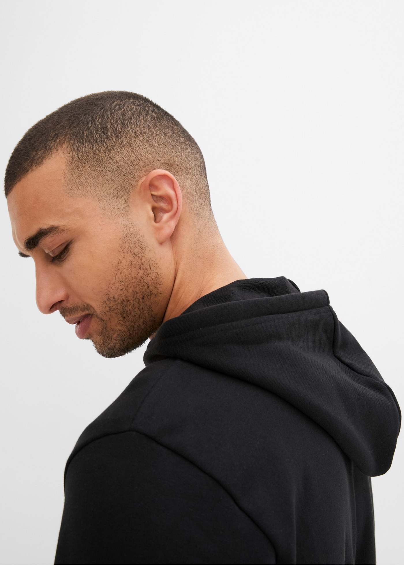 bonprix Kapuzensweatjacke »Kapuzen-Sweatjacke mit Reissverschluss« mit Kapuze, mit Reissverschluss, mit Kängurutaschen, Regular Fit