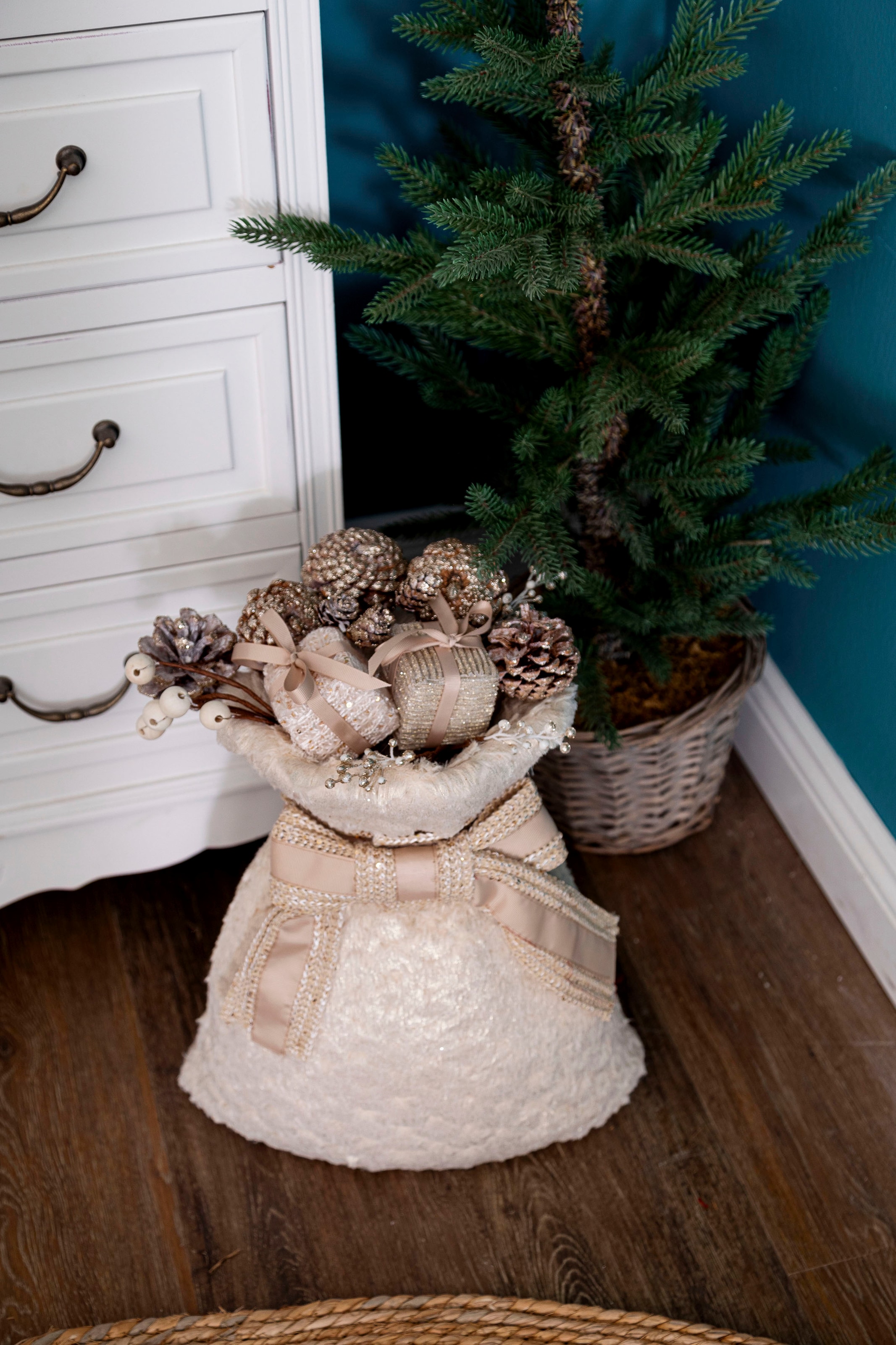 Myflair Möbel & Accessoires Weihnachtsfigur »Deko-Geschenksack mit Tannenzapfen« Weihnachtsdeko, Höhe ca. 45 cm