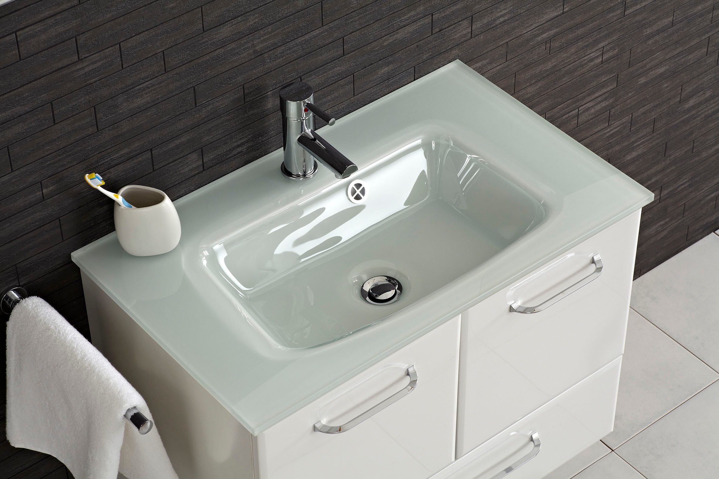 Saphir Waschtisch »Quickset Glaswaschtisch mit Unterschrank, 74 cm breit, Waschplatz« Griffe in Chrom Glanz, inkl. Türdämpfer, 2 Türen, 1 Schublade