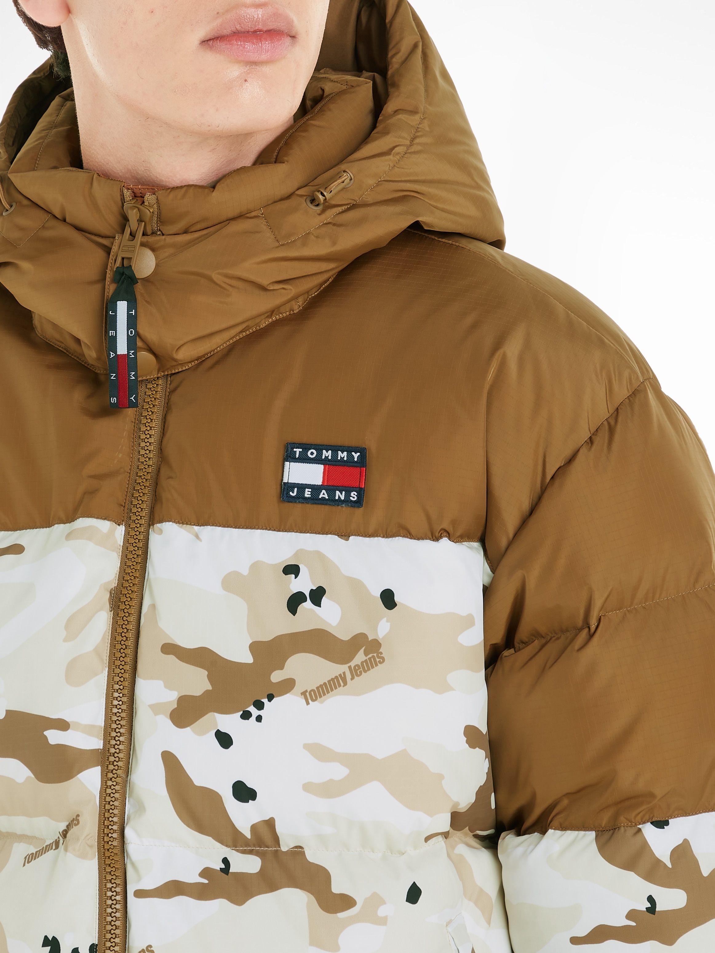 Tommy Jeans Steppjacke »TJM CLBK AOP ALASKA PUFFER«, mit Kapuze