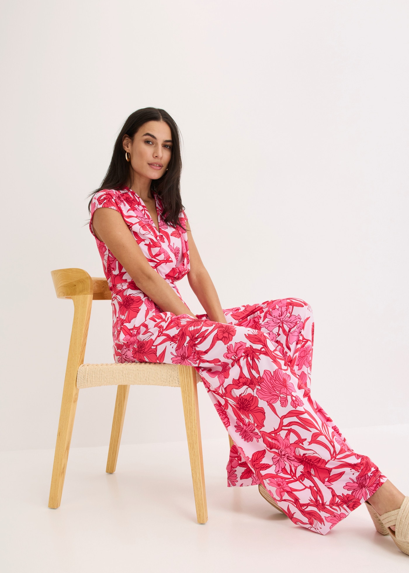 bonprix Jumpsuit floral bedruckt, weites Bein, mit Drapierung in der Taille, ärmellos