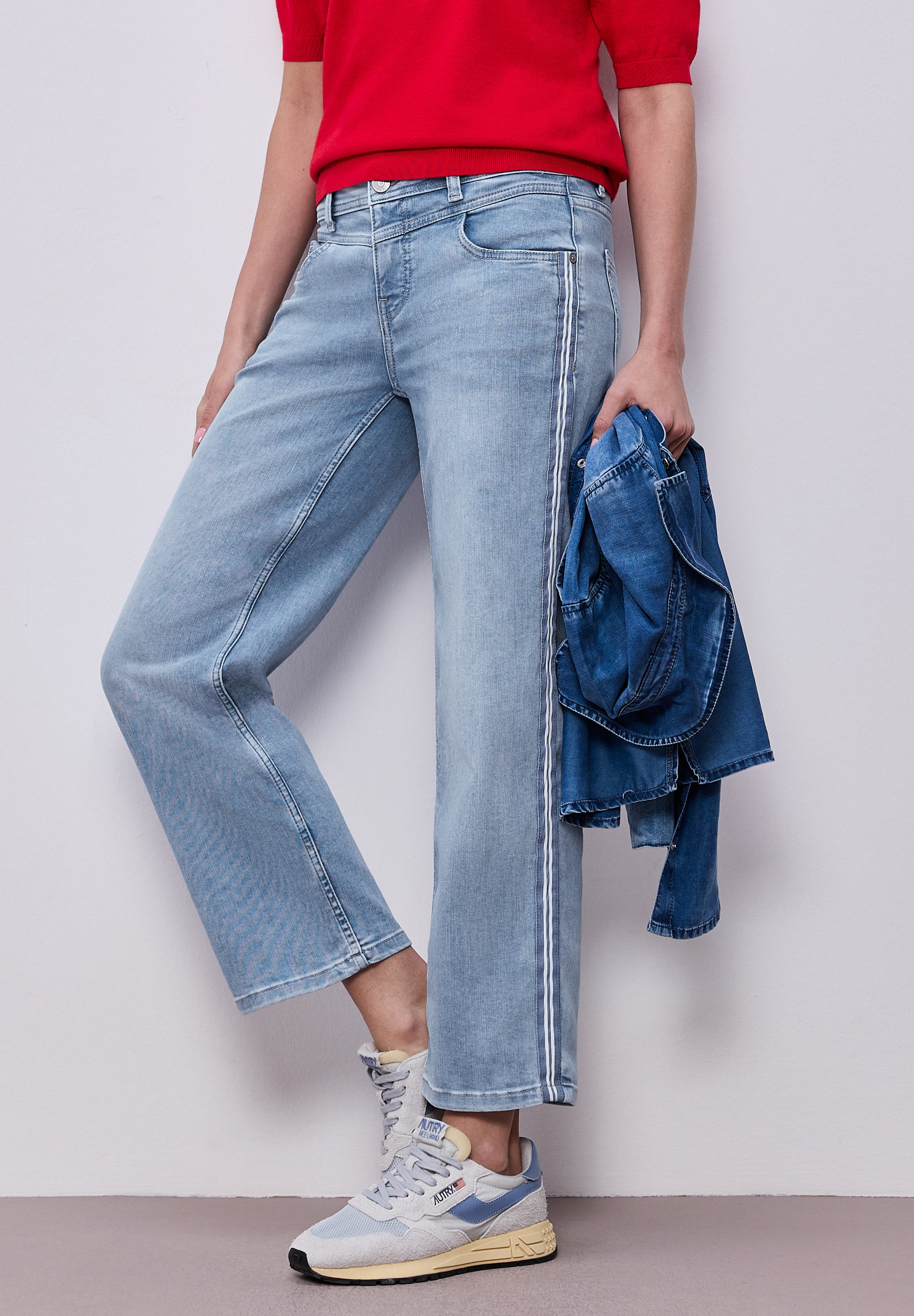 Image of STREET ONE Straight-Jeans "Style Amalia Straight" mit dekorativem hellblauem Streifen an der Seite