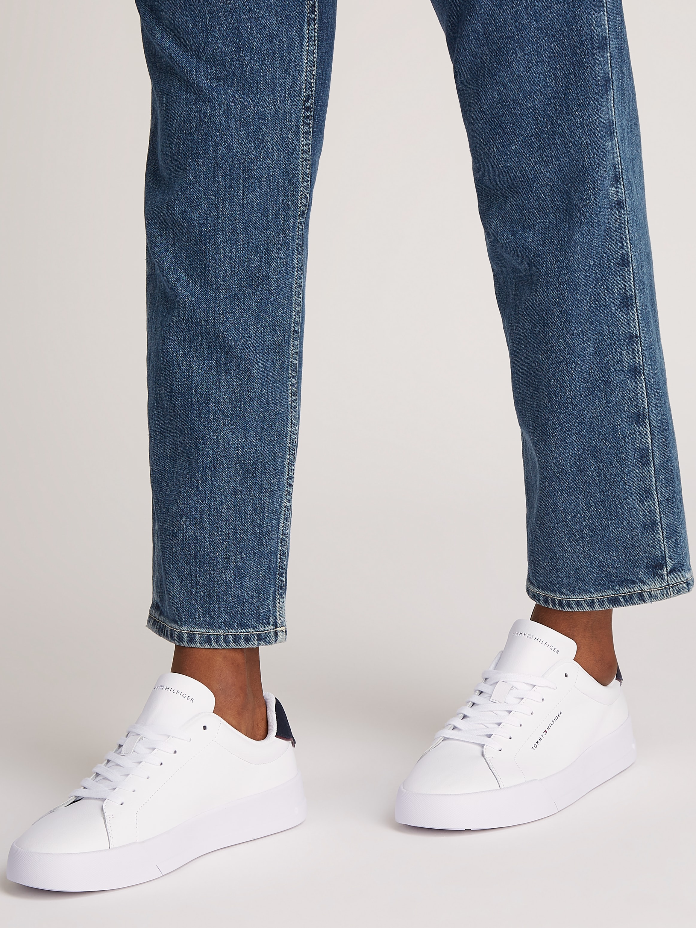 Tommy Hilfiger Sneakers »TH COURT LTH DETAIL ESS«  chaussure de loisirs, chaussure basse, chaussure à lacets avec inscription logo latérale