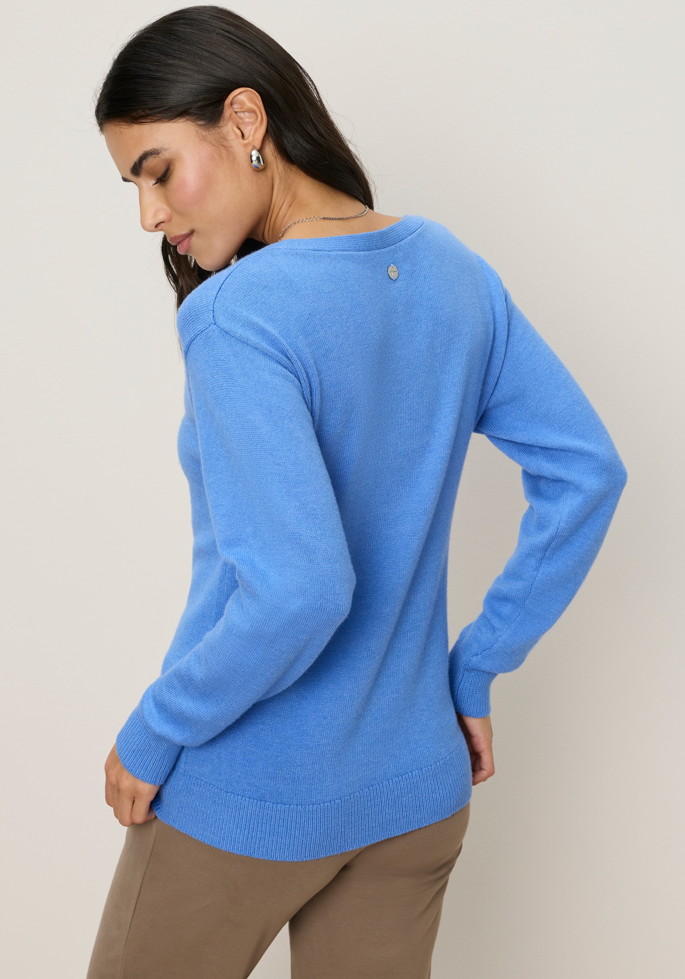 Tamaris Pull col V »mit lockerem Schnitt, aus fliessender Viskose-Qualität« 2 : avec patte de boutonnage devant, en mélange de viscose doux