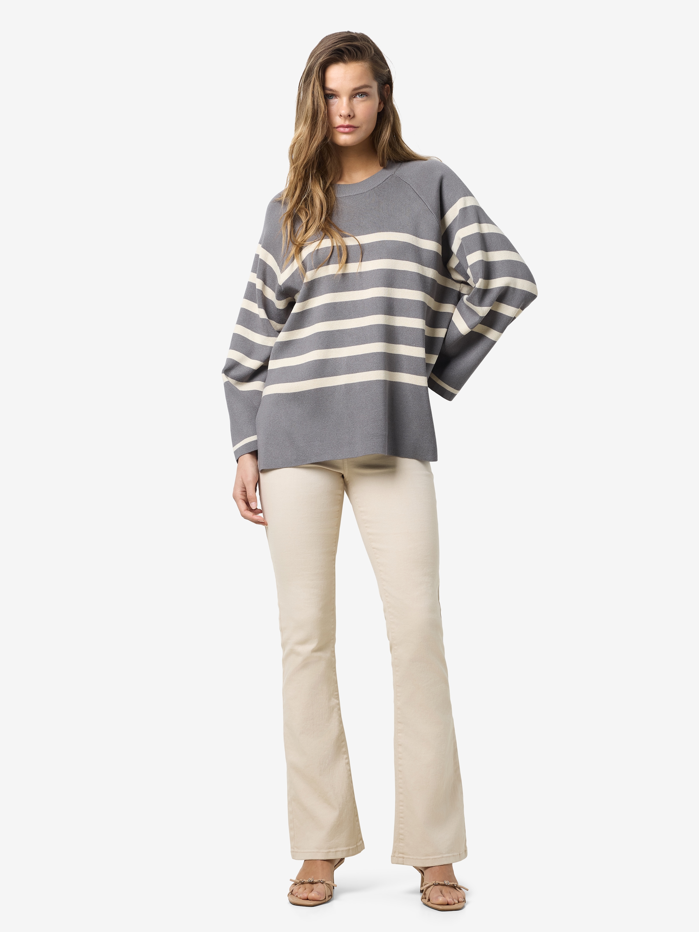 Noisy may Pull à col rond »NMFIFI L/S O-NECK TUNIC KNIT FWD NOOS« mit All-over-Streifenmuster, Loose Fit