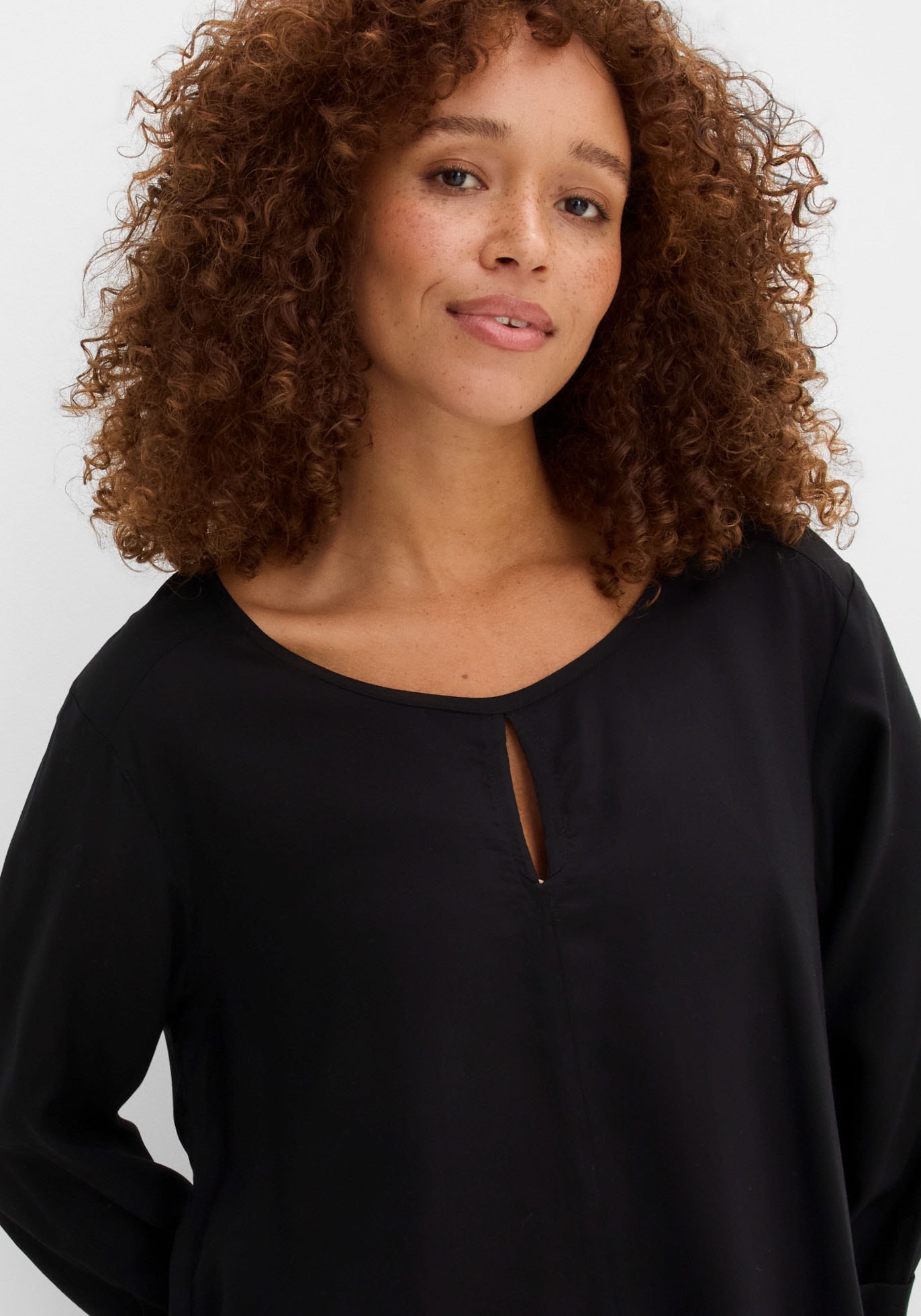 bonprix Shirtbluse »Blusenshirt aus reiner Viskose« Oversize-Passform, mit Zipfelsaum, mit Ausschnittdetail, 3/4-Ärmel
