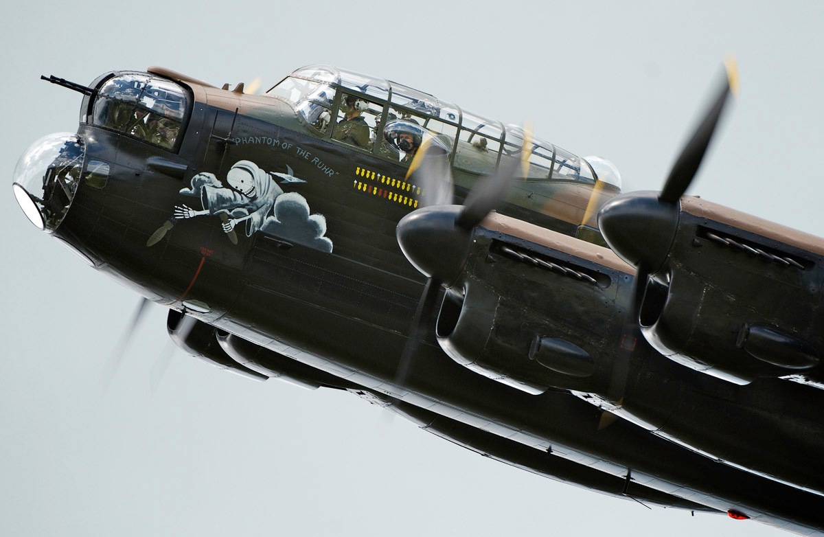 Image of Papermoon Fototapete »Lancaster BBMF Bomber«, Vliestapete, hochwertiger Digitaldruck, inklusive Kleister bei Ackermann Versand Schweiz