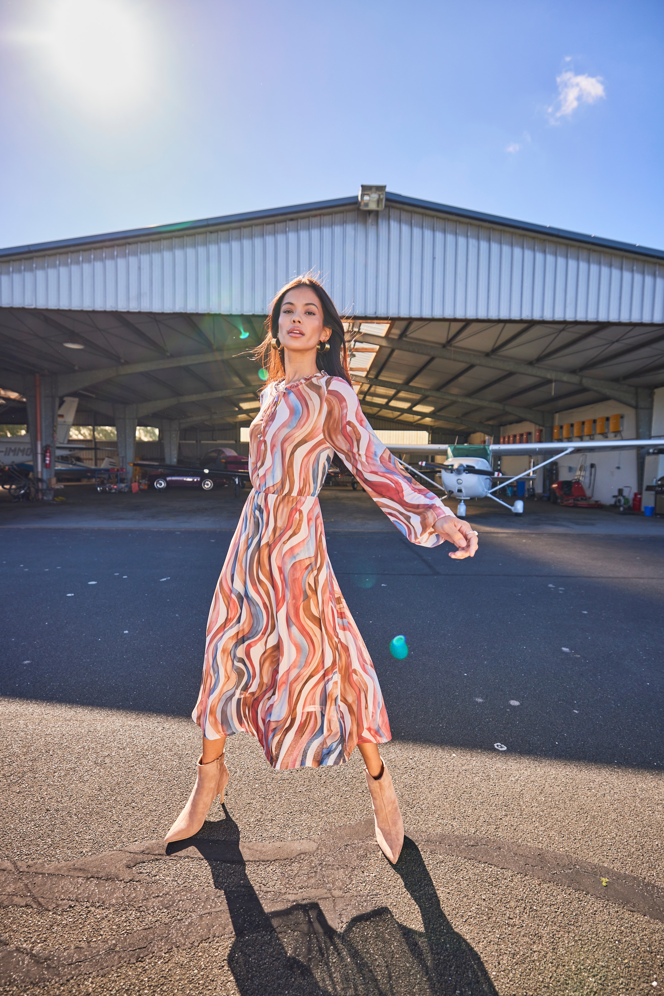 Aniston SELECTED Robe midi V-Ausschnitt mit Rüschen und Bindebändern - NEUE KOLLEKTION