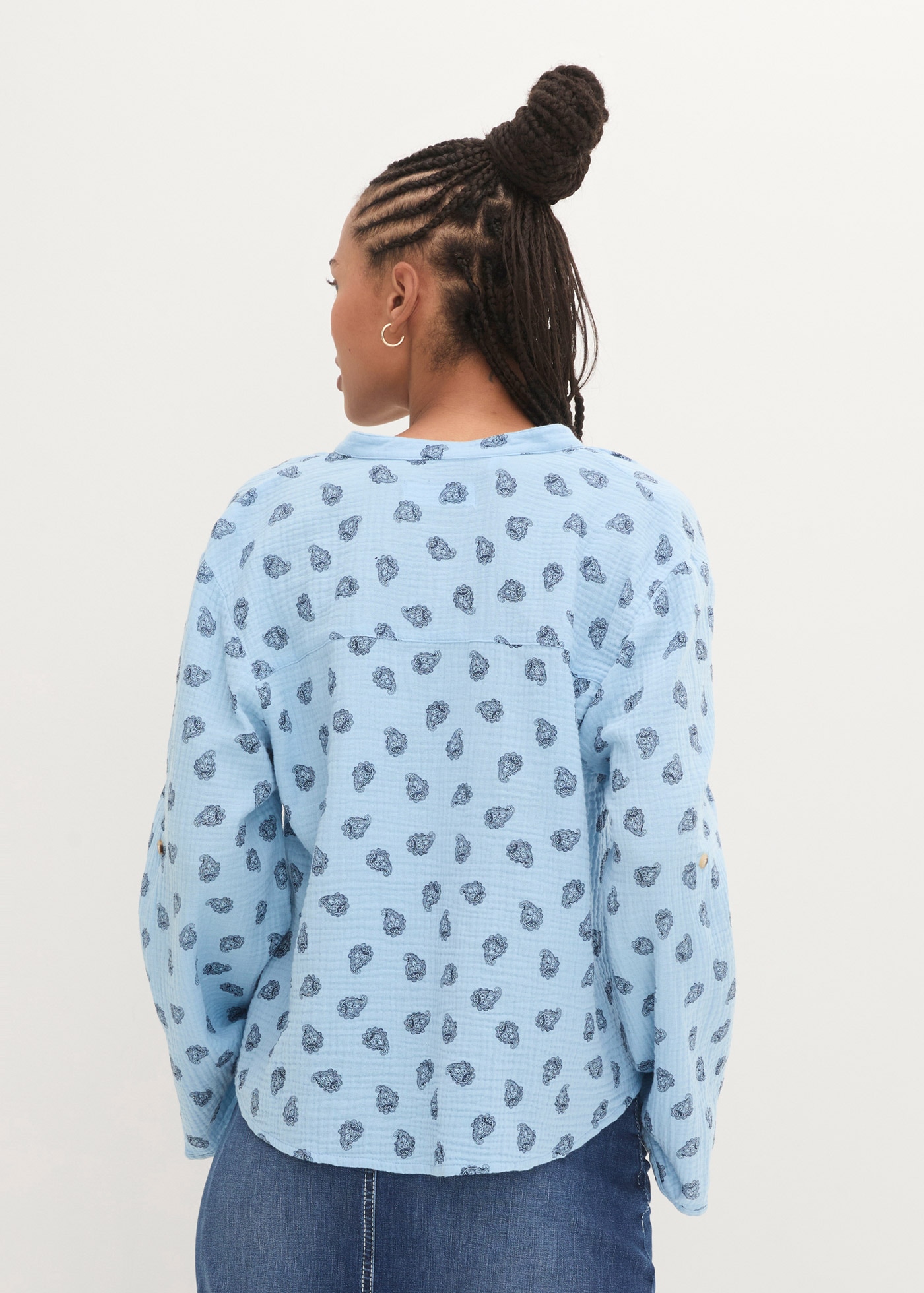 bonprix Langarmbluse »Oversize-Bluse aus luftigem Musselin« mit All-Over Print, V-Ausschnitt und Zierknöpfen aus Musselin