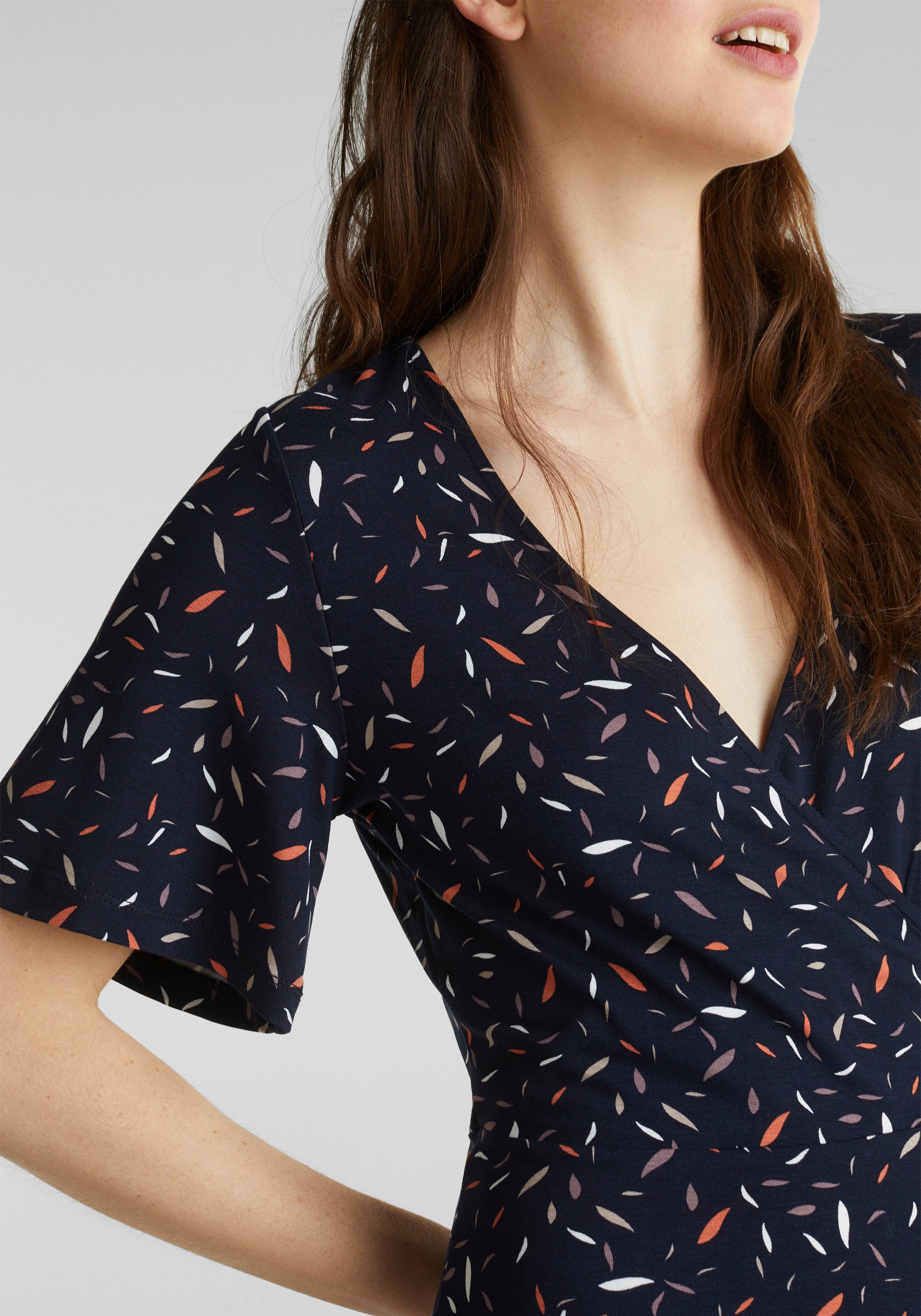 Image of Esprit Jerseykleid, mit Wickel-Optik und buntem Allover-Print bei Ackermann Versand Schweiz