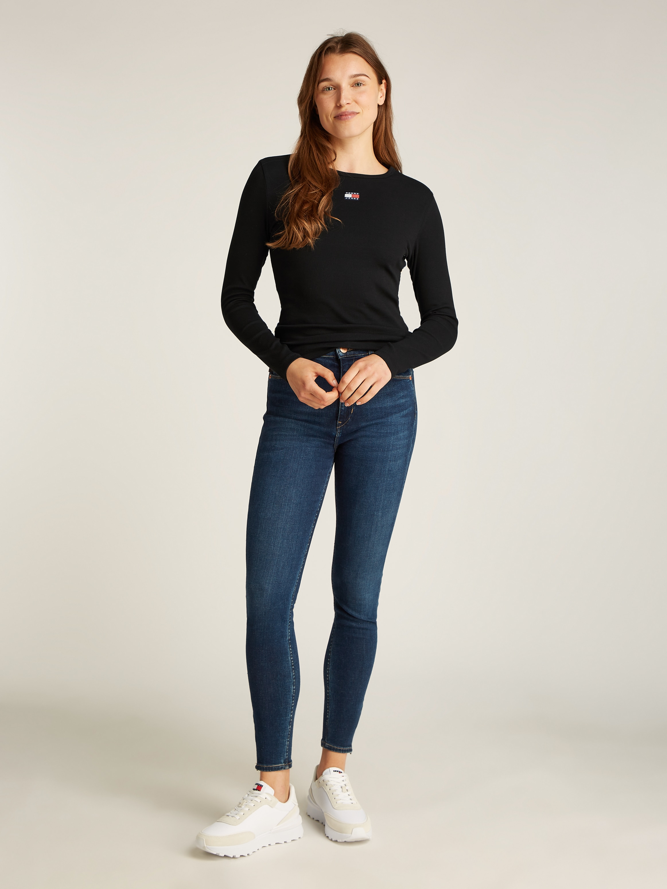 Tommy Jeans Curve Langarmshirt »TJW SLIM LS BADGE TEE EXT«, in Grossen Grössen, Badge, Langarm
