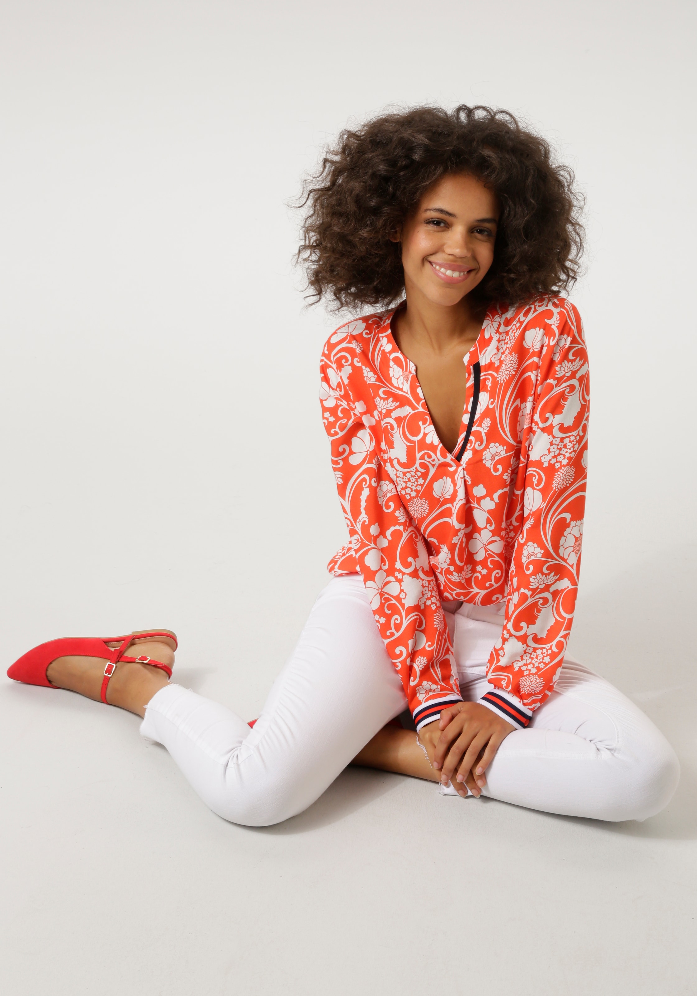 Aniston CASUAL Blouse à enfiler mit fantasievollem, grafischen Blumendruck