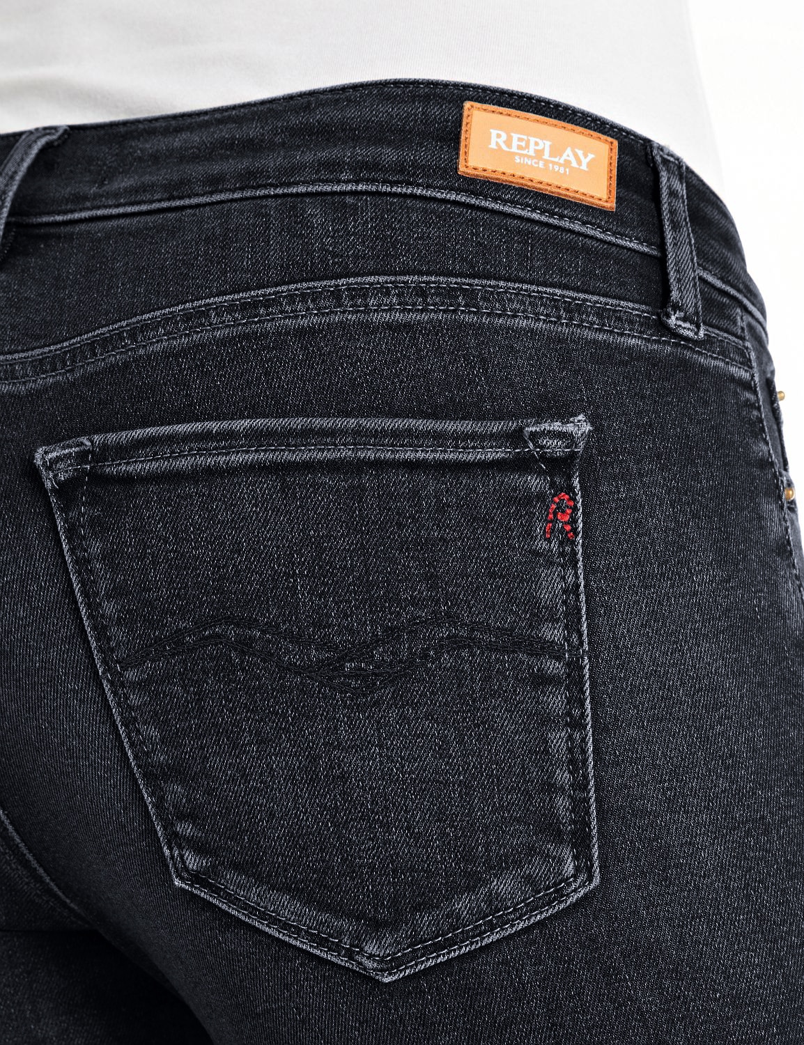Replay Bootcut-Jeans »NEW LUZ« mit gesticktem R an der Gesässtasche