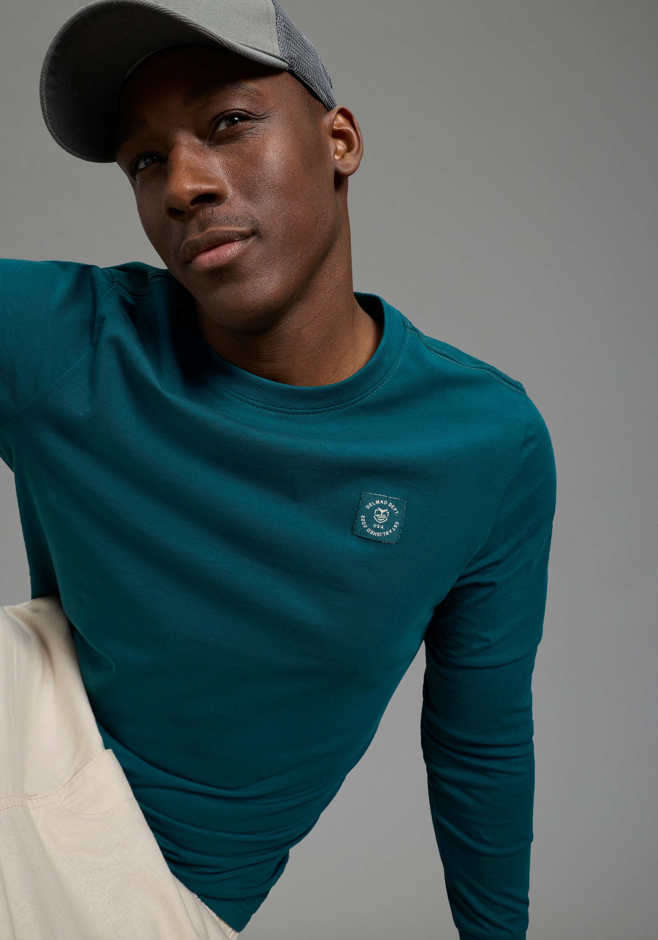 DELMAO Rundhalsshirt mit Markenlabel