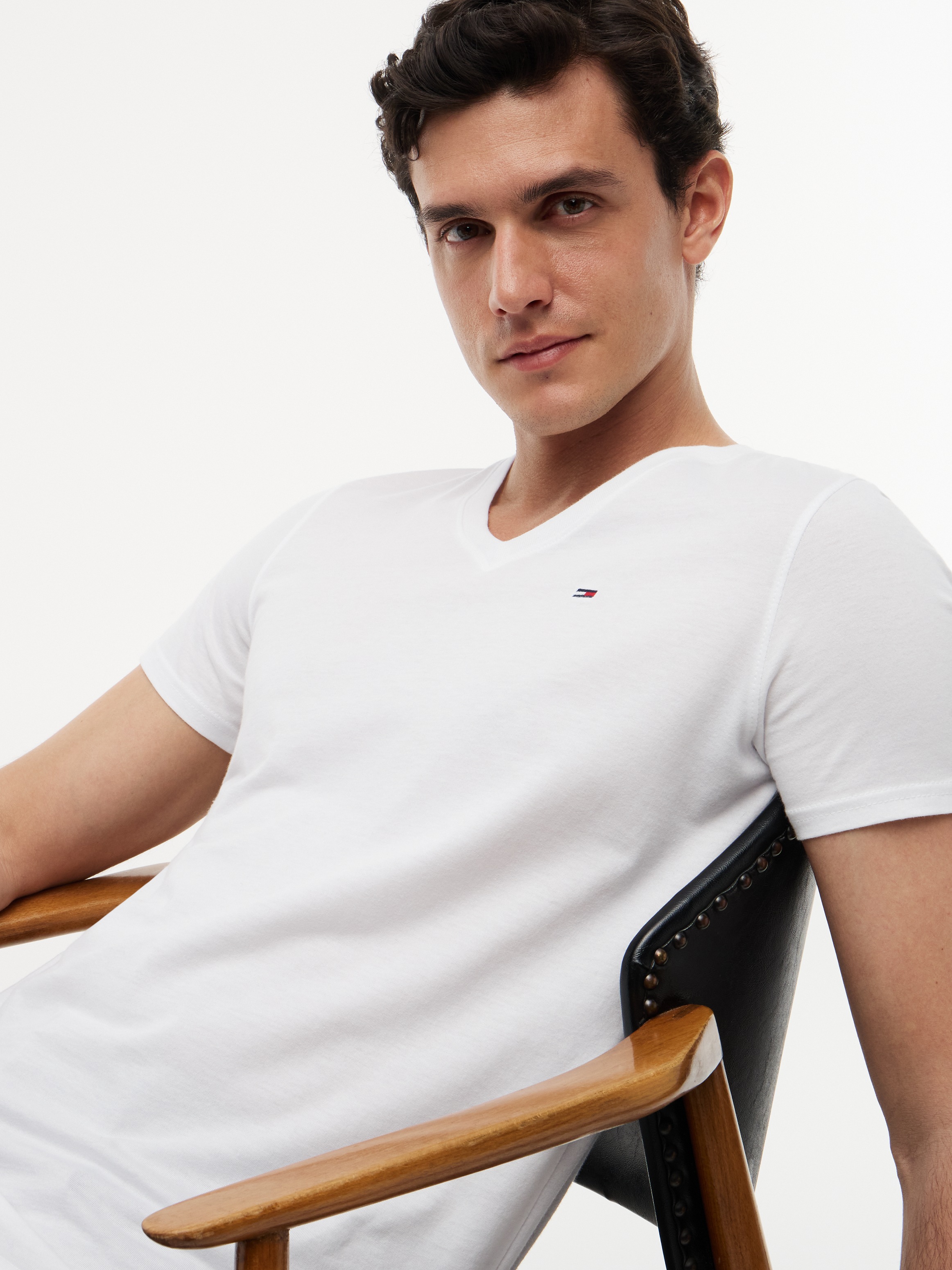 Tommy Jeans T-shirt »TJM ORIGINAL JERSEY V NECK« avec encolure en V et discrète étiquette logo