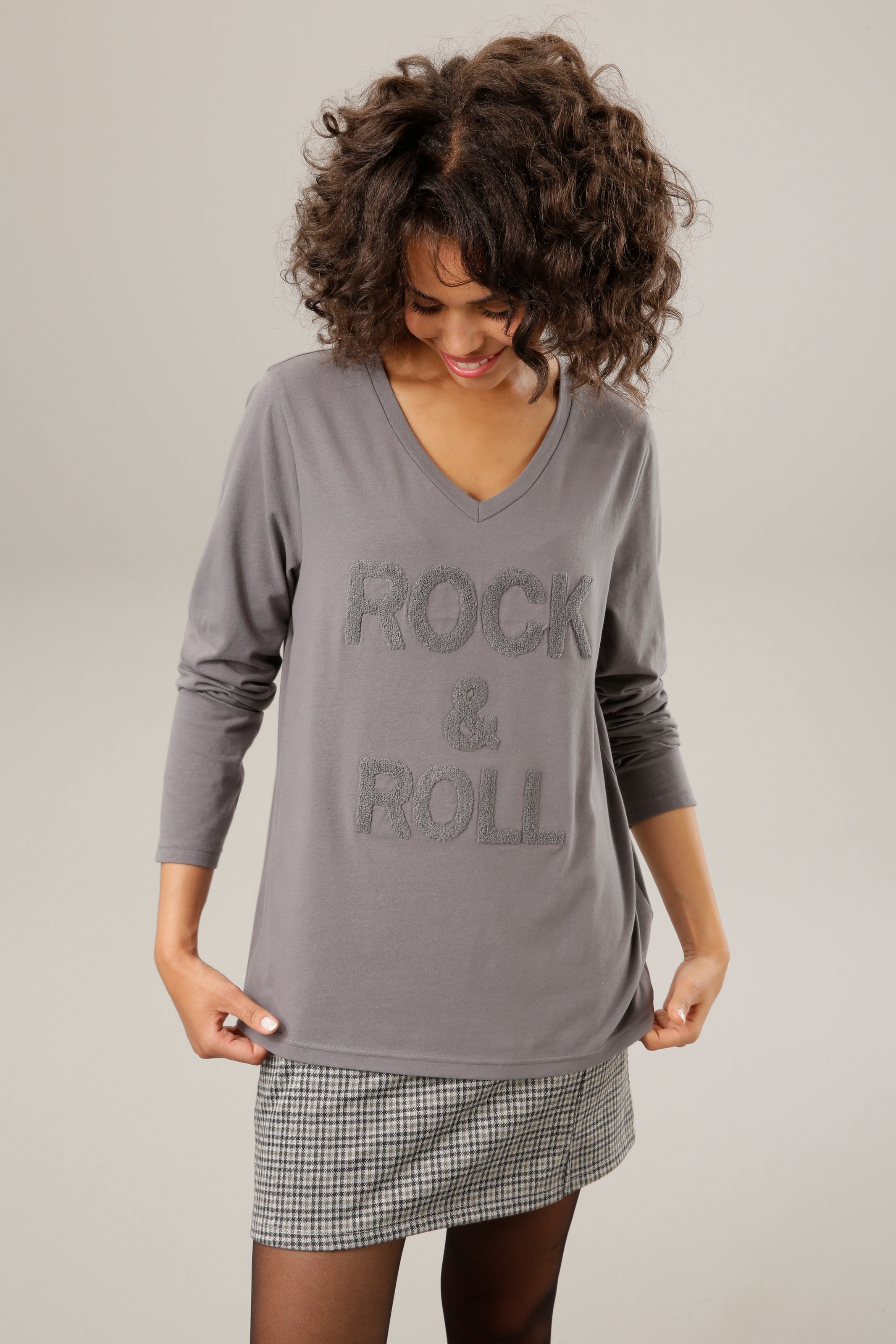 Langarmshirt, mit "rockigem" Schriftzug aus strukturiertem Frottee