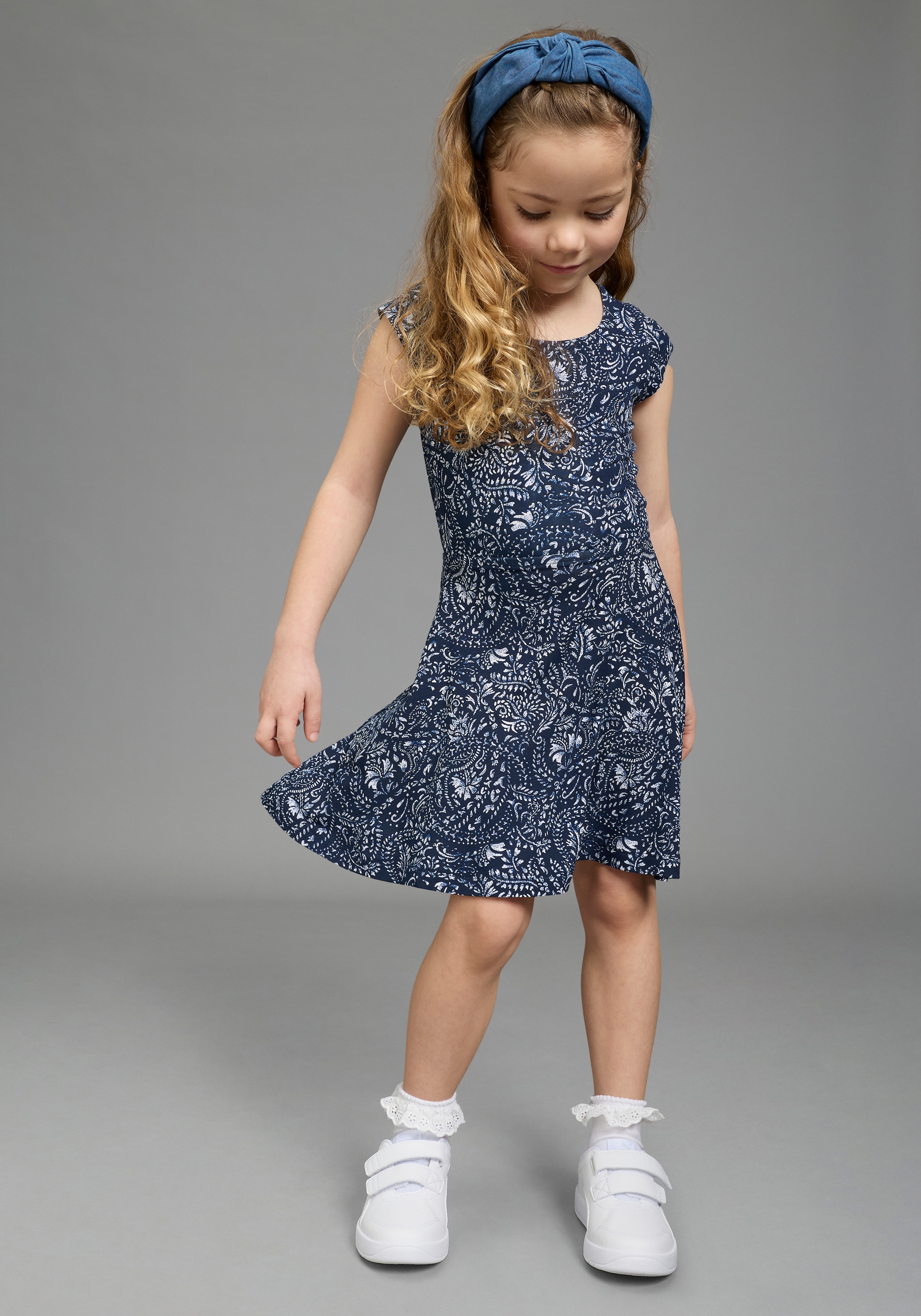 KIDSWORLD Robe en jersey »Viskose-Kleid mit Paisley Allover« Sans poches Viskosekleid für Mädchen, mit modischem Druck, bequeme Passform