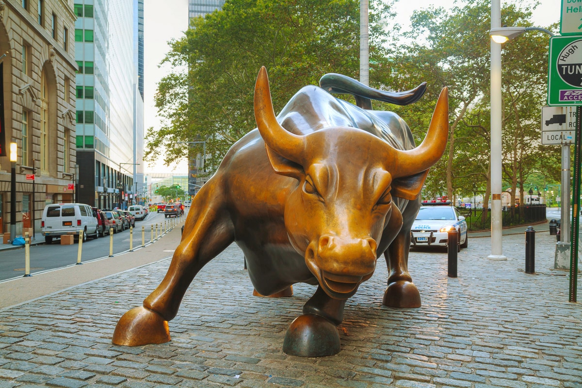 Image of Papermoon Fototapete »Wall Street Bull«, Vliestapete, hochwertiger Digitaldruck, inklusive Kleister bei Ackermann Versand Schweiz