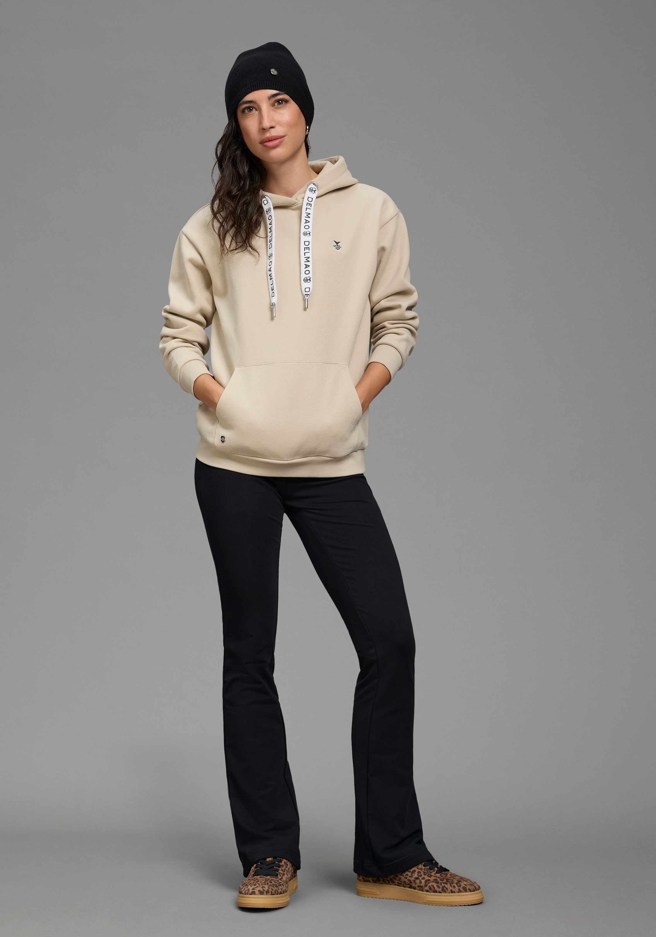 DELMAO Sweat à capuche »Hoody mit bedruckter Kordel«, 1 mélange de coton doux avec poche kangourou et cordon imprimé

