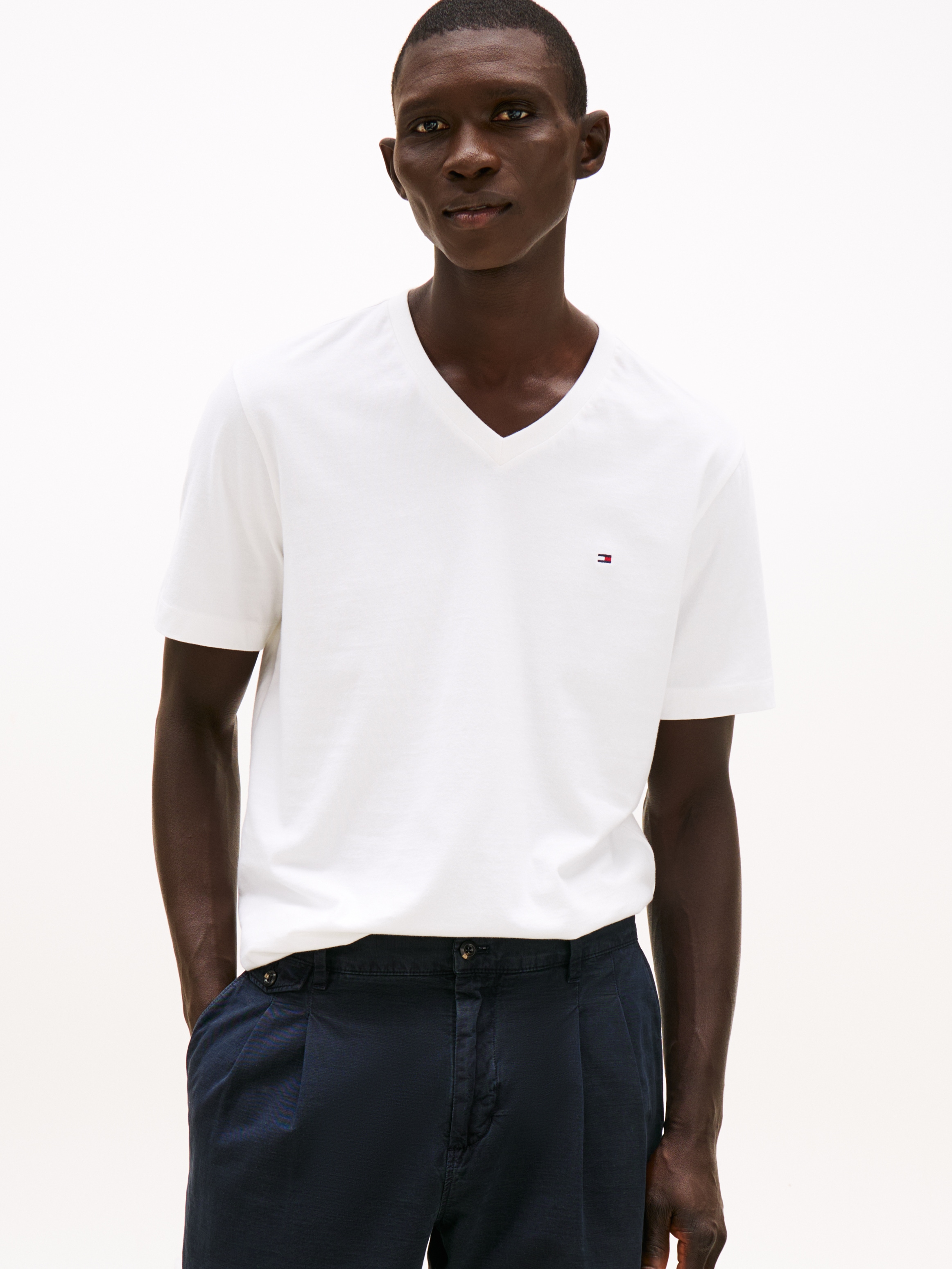 Tommy Hilfiger V-Shirt »ESSENTIAL V-NECK TEE mit V-Ausschnitt und Markenlabel«, unifarben, casual, regular fit, Baumwolle, V-Ausschnitt