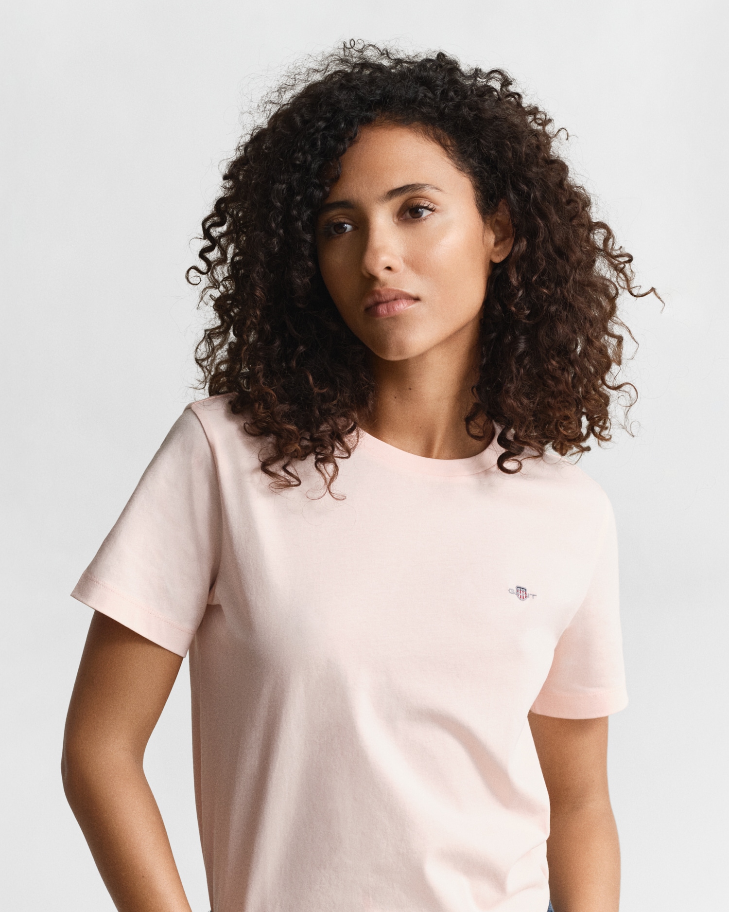 Gant T-Shirt »REG SHIELD KA T-SHIRT« mit einer kleinen aufgestickten Wappen-Grafik auf der Brust