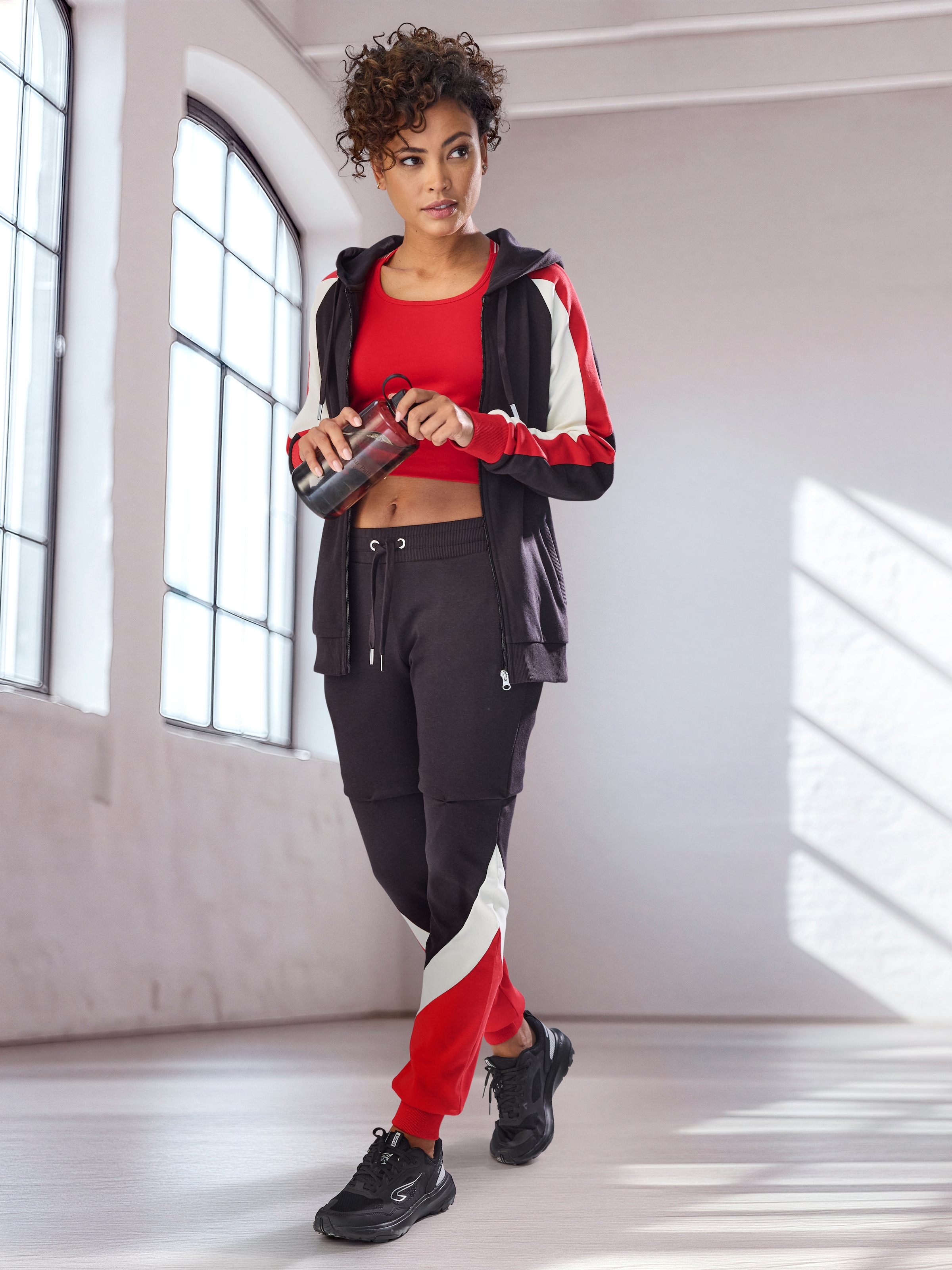 H.I.S Sweat à capuche mit Colorblock Design am Ärmel