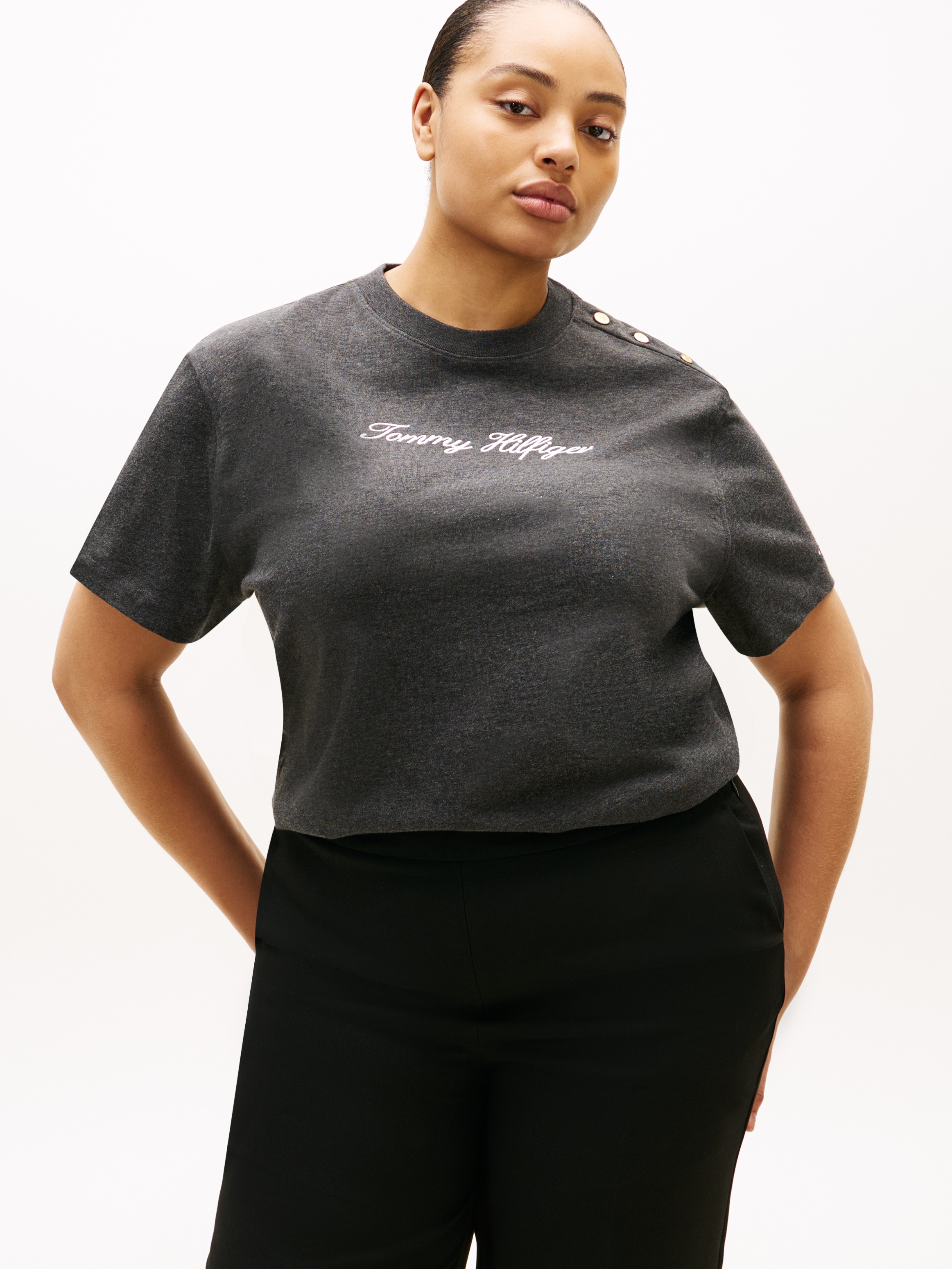 Image of Tommy Hilfiger Curve Kurzarmshirt "CRV GOLD BTN SCRIPT MDRN SS TEE" in grossen Grössen, mit goldfarbenen Knöpfen
