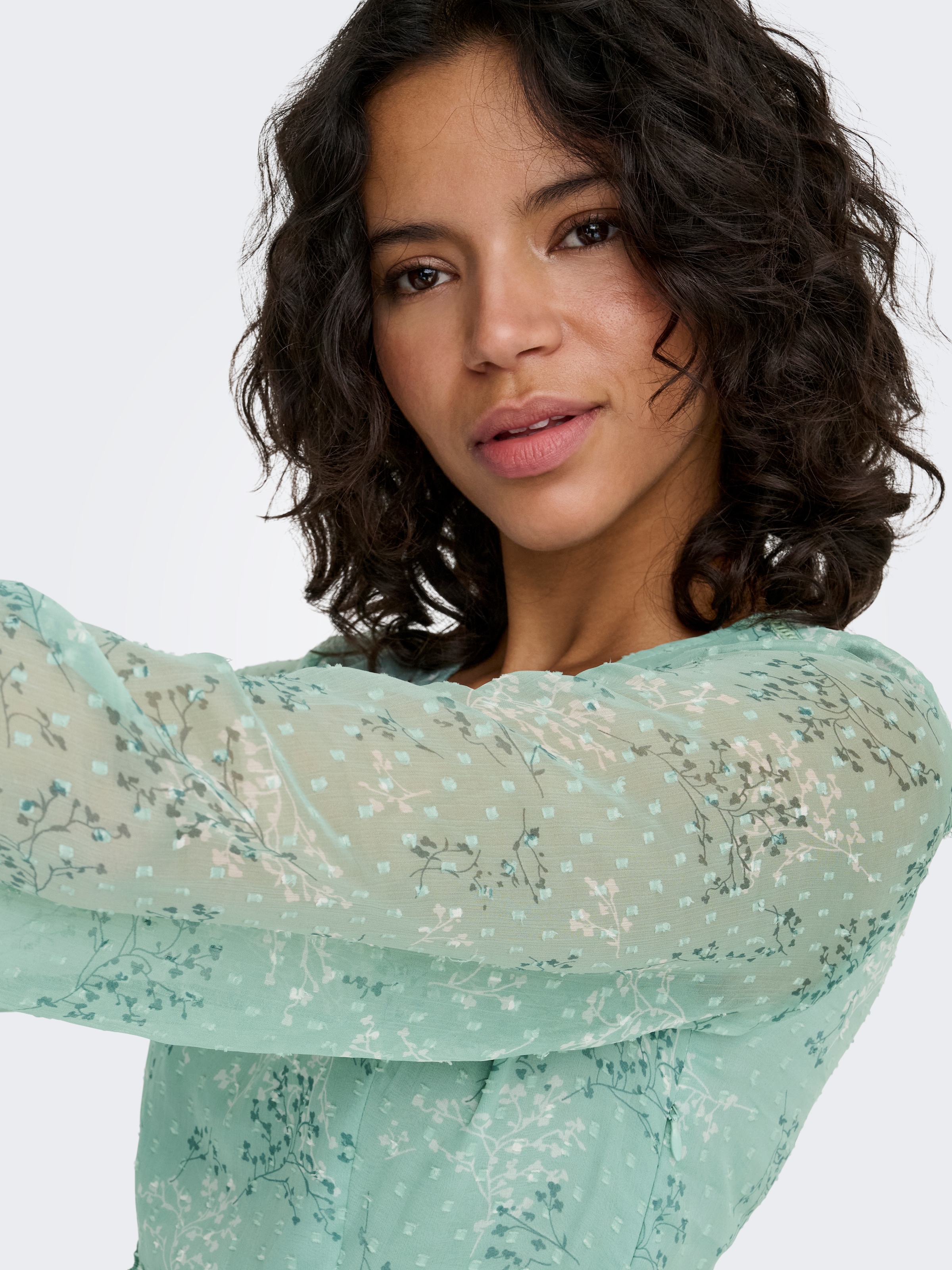 ONLY Chiffonkleid »ONLTESSA-CERA ELIZA L/S DRESS WVN CS« Kunstfaser, regular fit, V-Ausschnitt