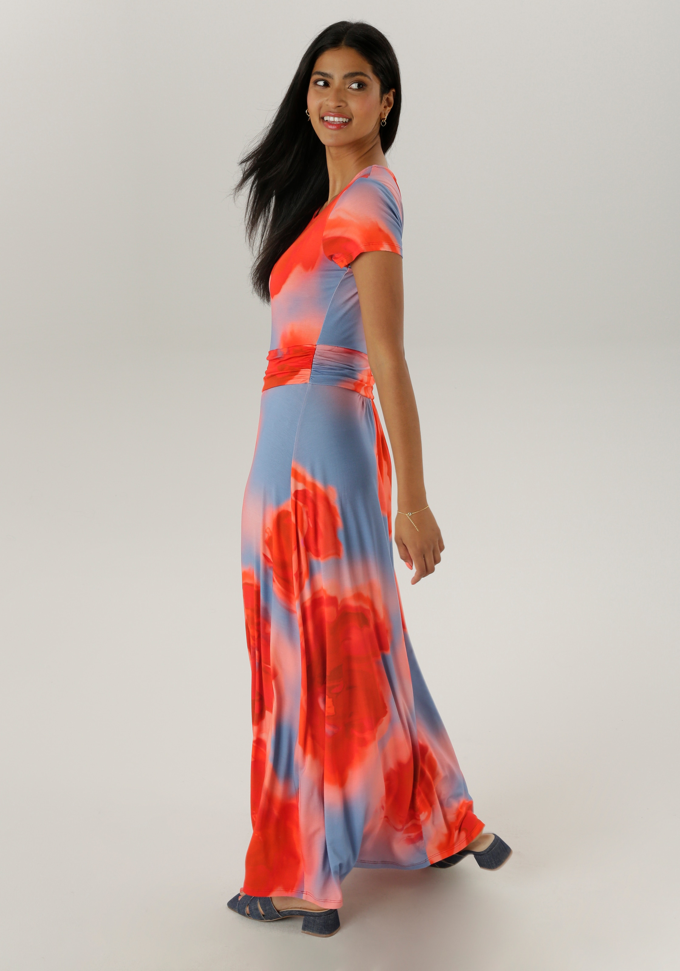 Aniston SELECTED Maxikleid, mit figurbetonenden Raffungen in der Taille