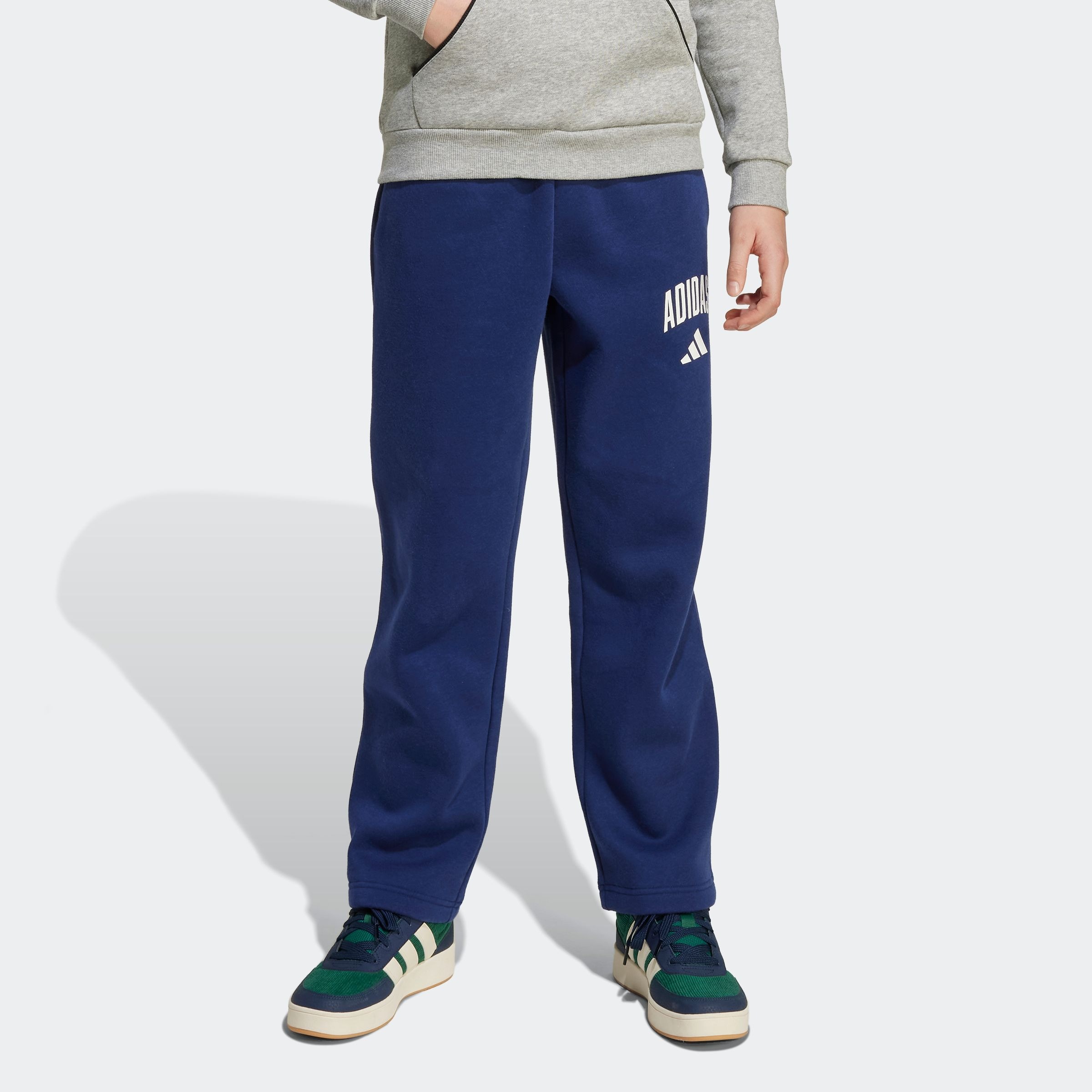 Image of adidas Sportswear Sporthose "SAISON ESSENTIALS COLLEGE TYPOGRAPHIE KINDER" für Kinder und Teens, sportlicher Stil, mit Seitentaschen