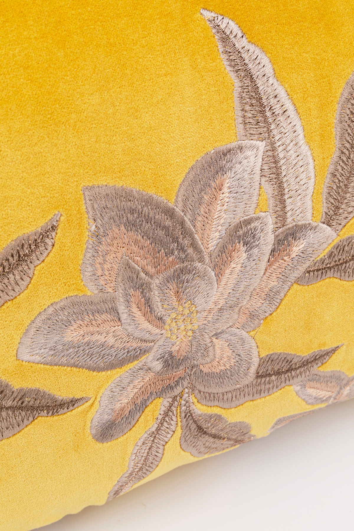 Kare Design Coussin décoratif »Lovely Flowers, Kissenhülle mit Füllung, 40x60 cm« stützt Kopf und Nacken angenehm und sorgt für erholsamen Schlaf