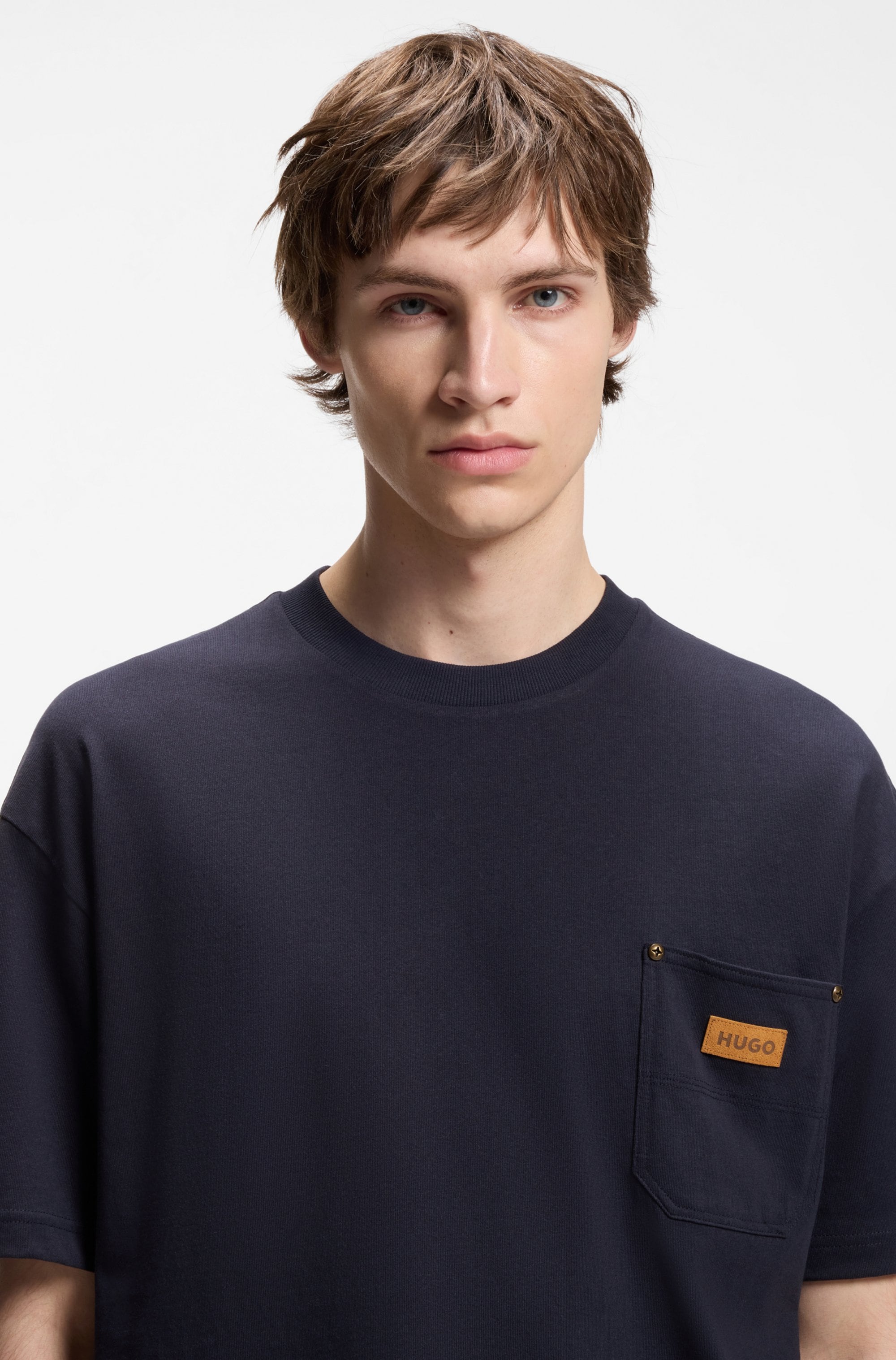 HUGO T-shirt »Nevado« Brusttasche, reine Baumwolle, Logo?Badge aus Veloursleder