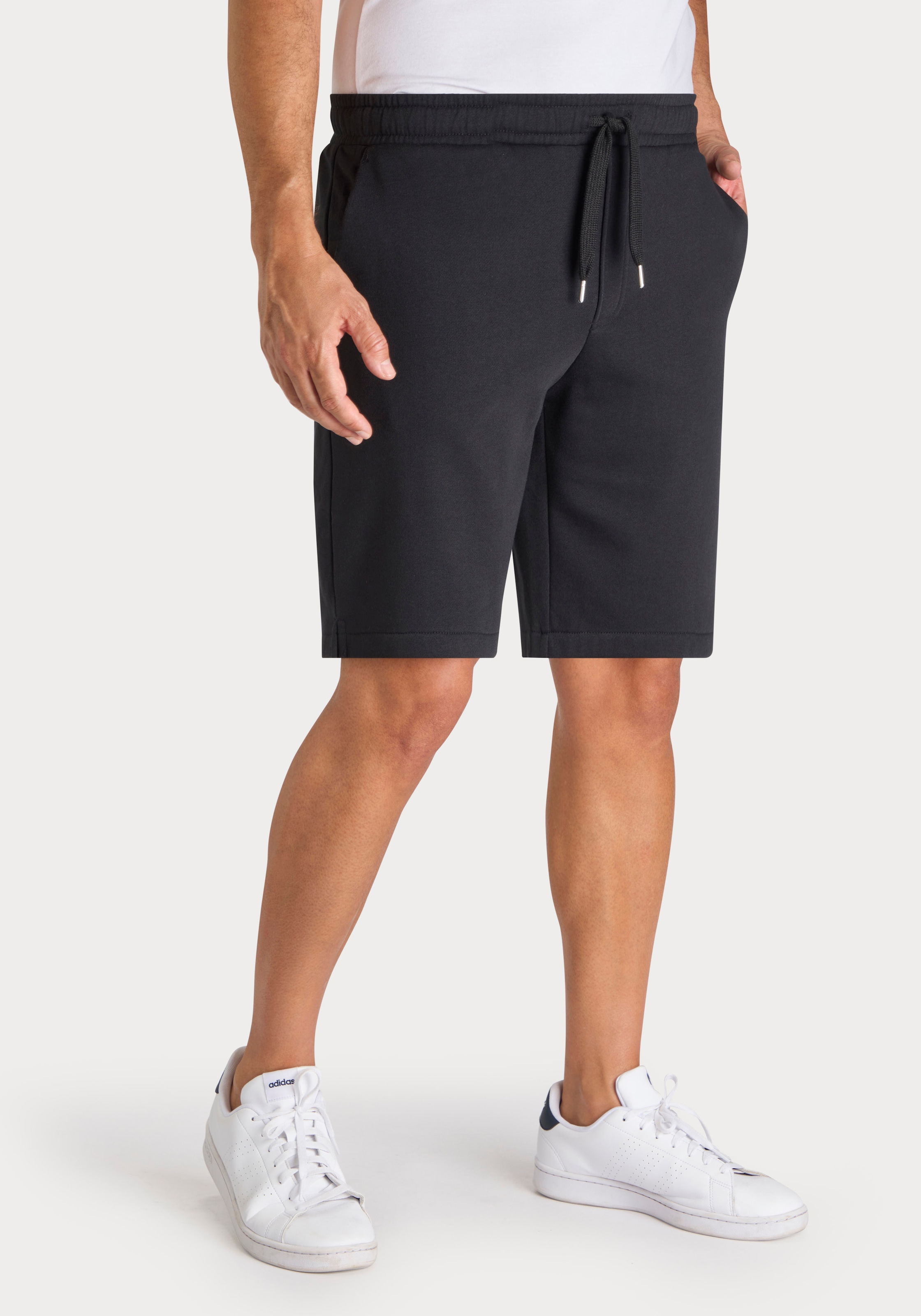 Image of John Devin Sweatshorts "- kurze Hose aus innen angerauter Sweatware" mit breiter Kordel und seitlichen Taschen