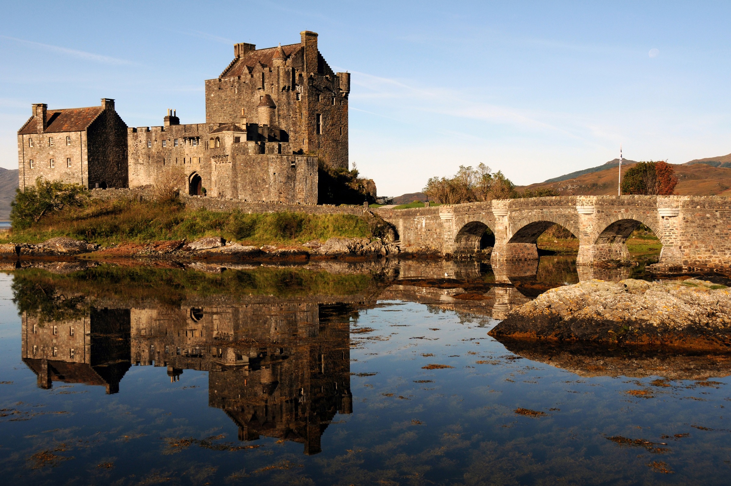 Image of Papermoon Fototapete "EILEAN DONAN SCHLOSS-SCHOTTLAND HIGHLANDS BURG MAUER"