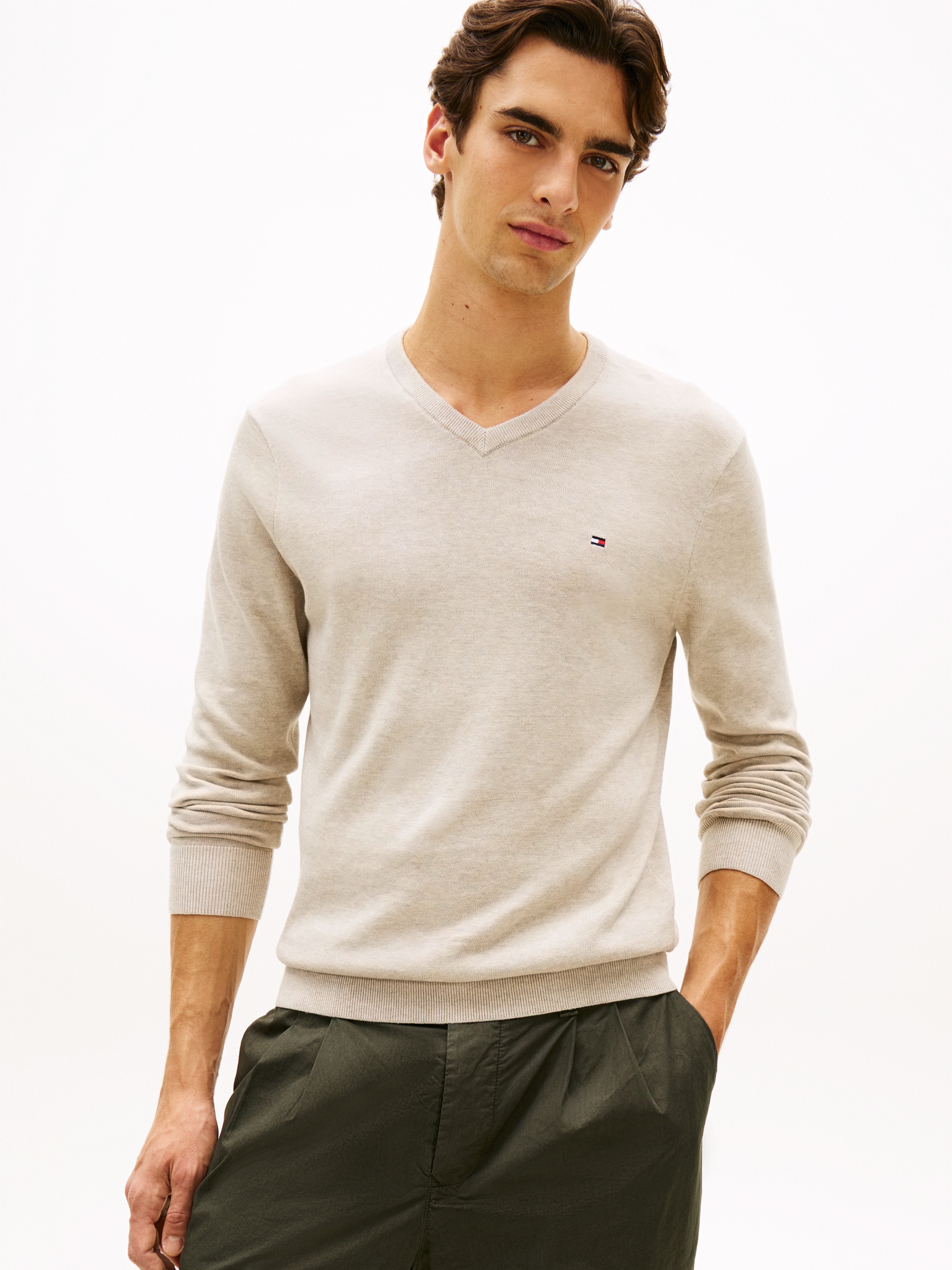Tommy Hilfiger Pull en tricot »ESSENTIAL COTTON V NECK mit V-Ausschnitt und Stickerei« Uni, décontracté, coupe régulière, coton, col en V