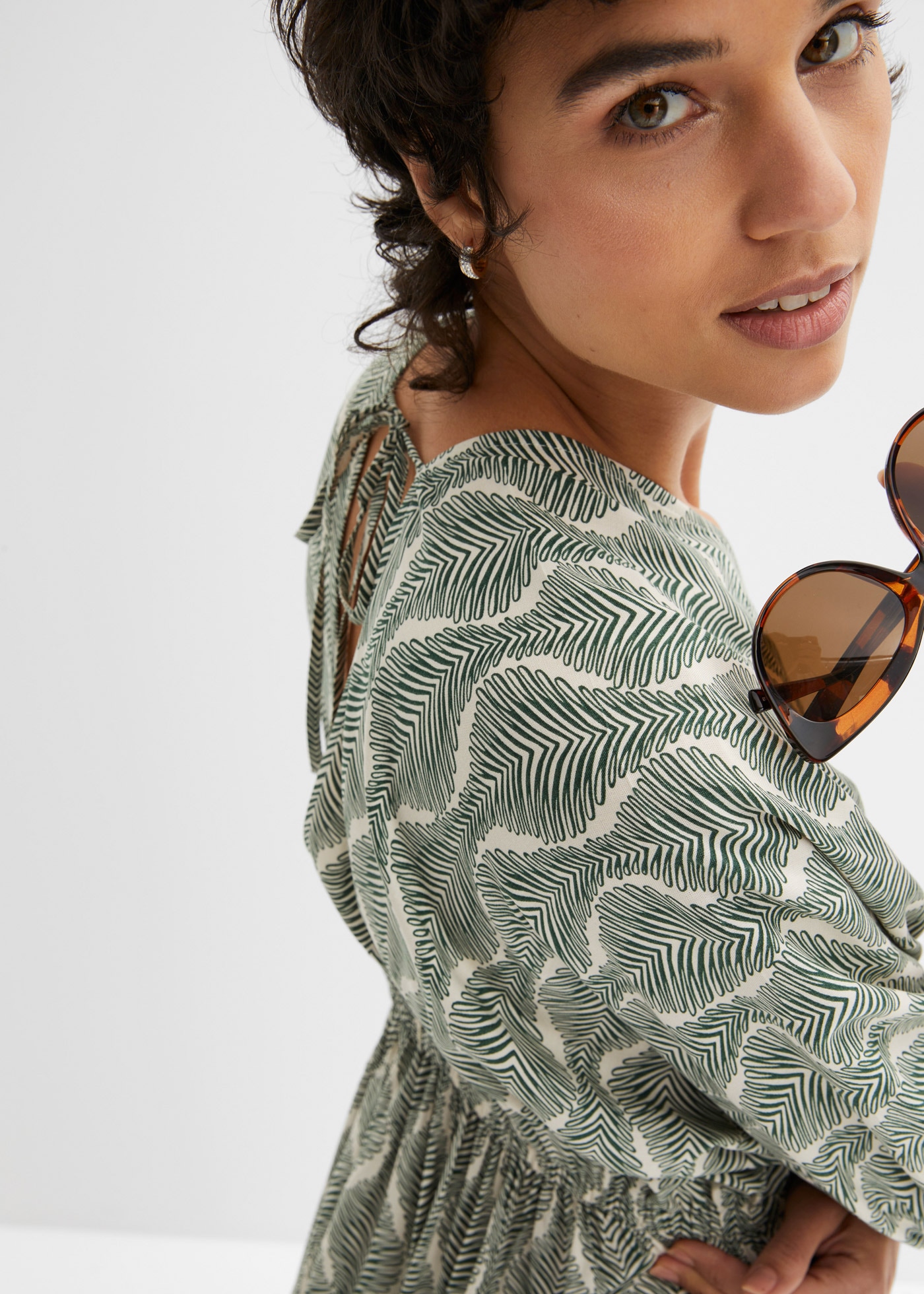 bonprix Midikleid »Midikleid aus fliessender Viskose« Midikleid aus fliessender Viskose