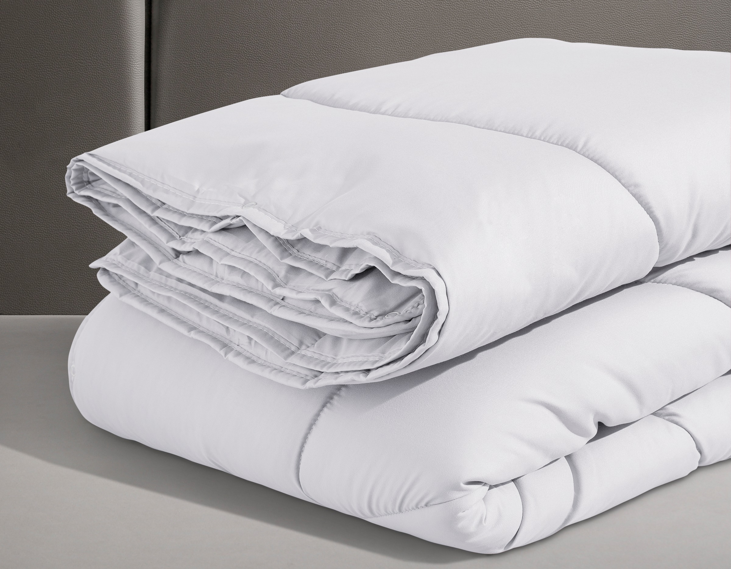 OTTO home Microfaserbettdecke "Microlux, Bettdecke 135x200 cm und Übergrößen bis 240x220cm" 4-Jahreszeiten Füllung Feuchtigkeitsregulierende 3D Klimafaser (Polyester) 1 Stk. tlg. fest versteppter Bezug - keine Bettwäsche nötig, Sommer, Winter