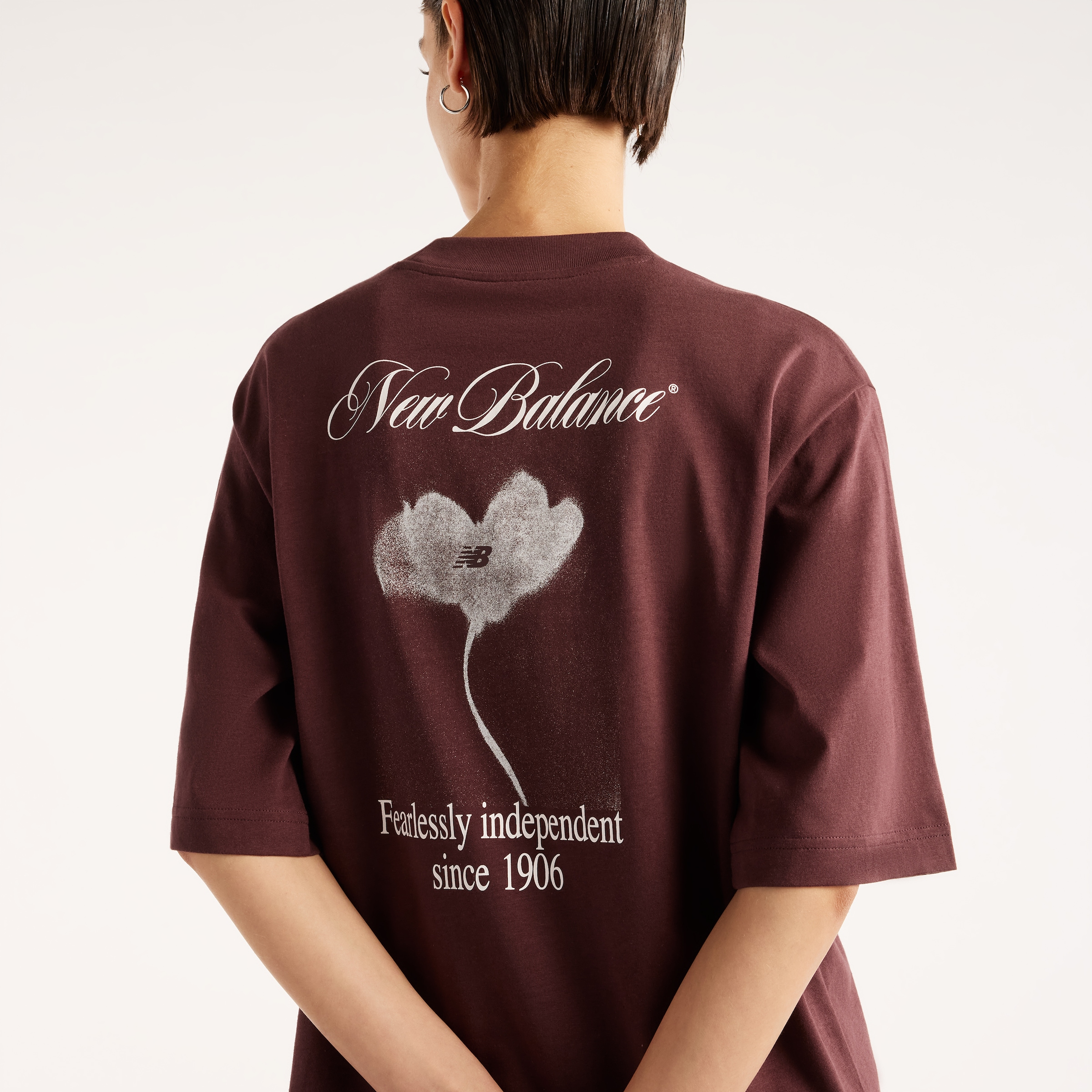 New Balance T-shirt »PRESSED FLOWERS RELAXED T-SHIRT« style sportif, en coton