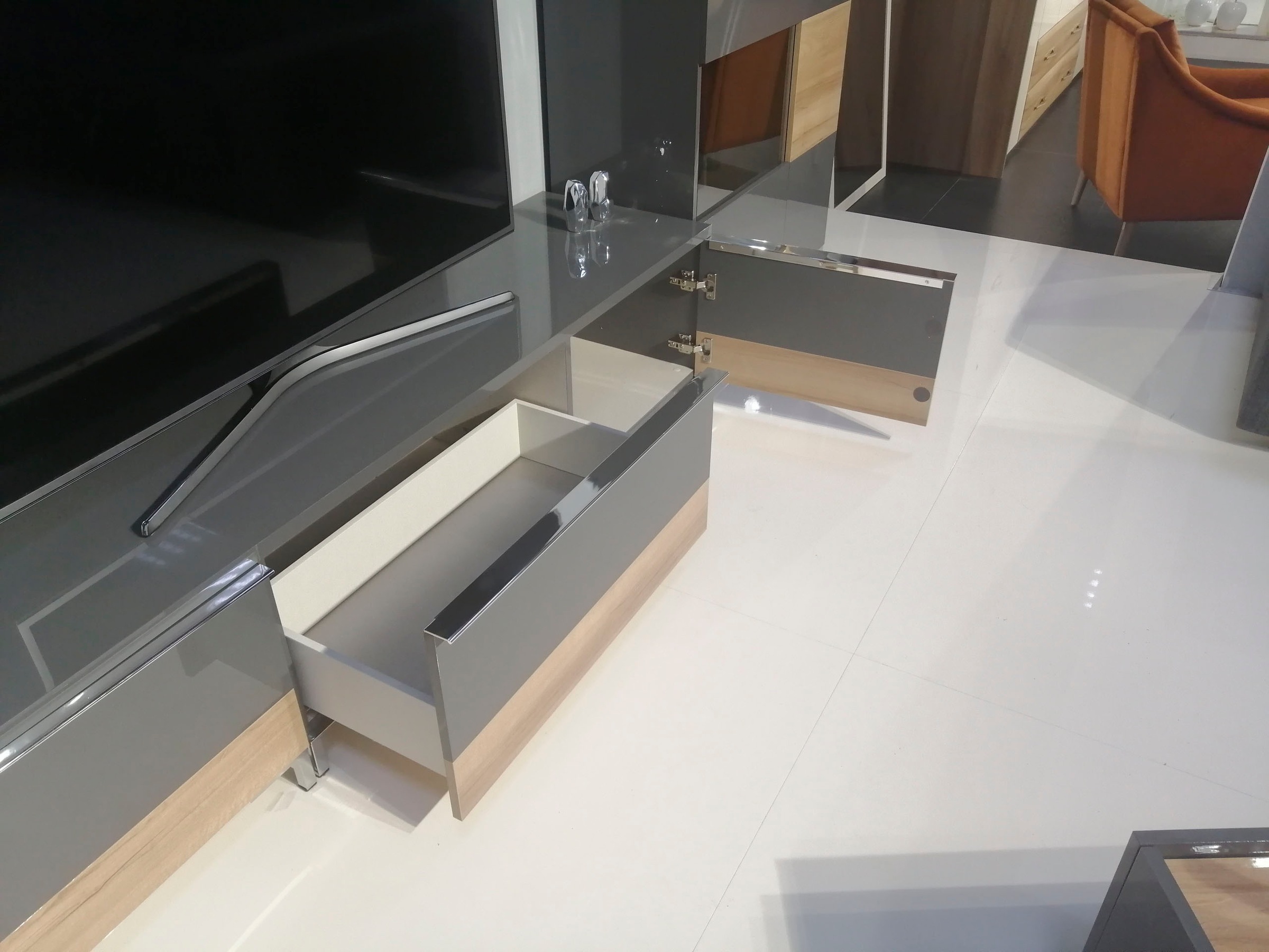 Places of Style Lowboard »Onyx«, Kommode mit Soft-Close-Funktion, in zwei Breiten, Fernsehtisch