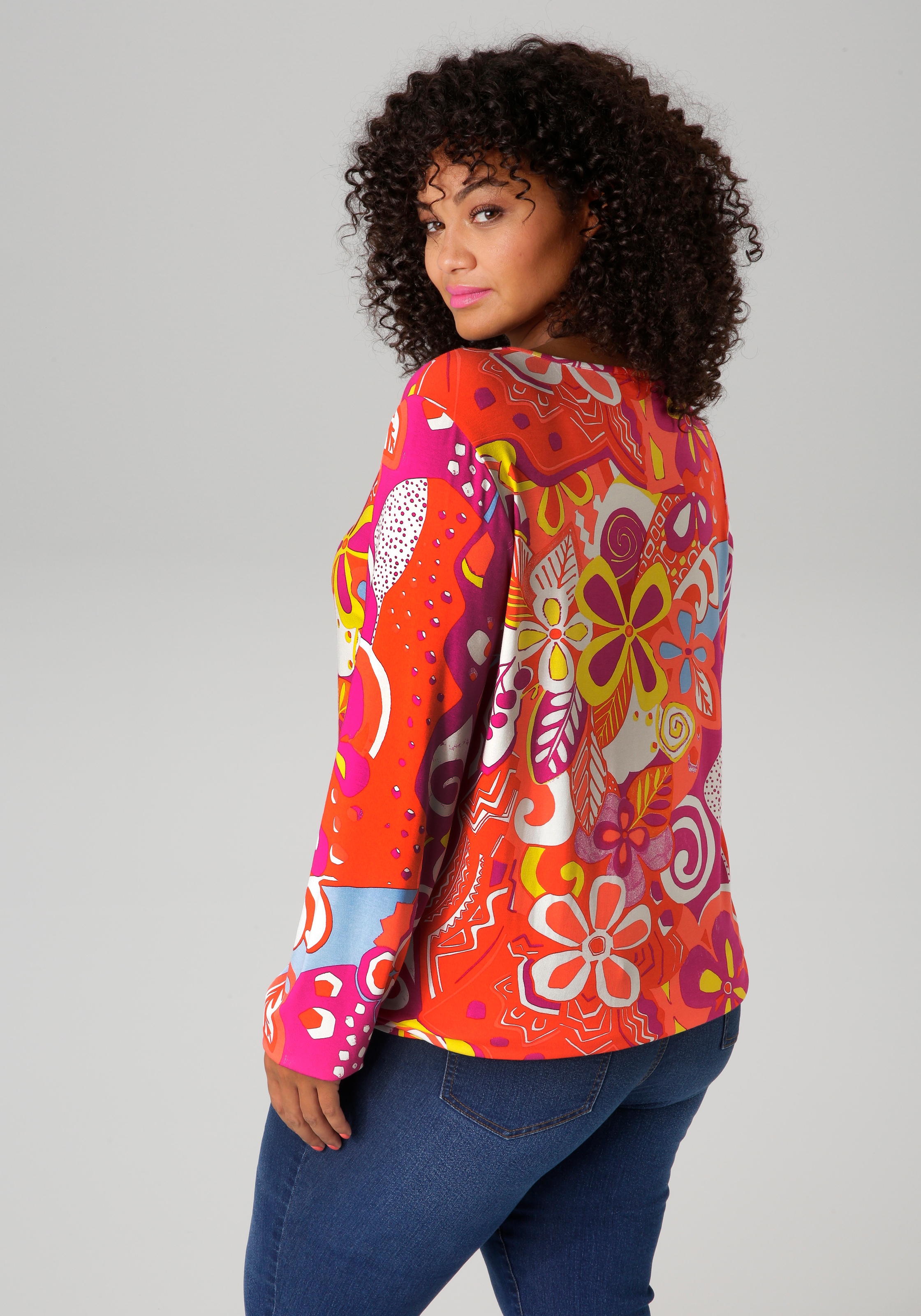 Aniston PLUS Langarmshirt, mit farbharmonischen, fantasievollem Druck