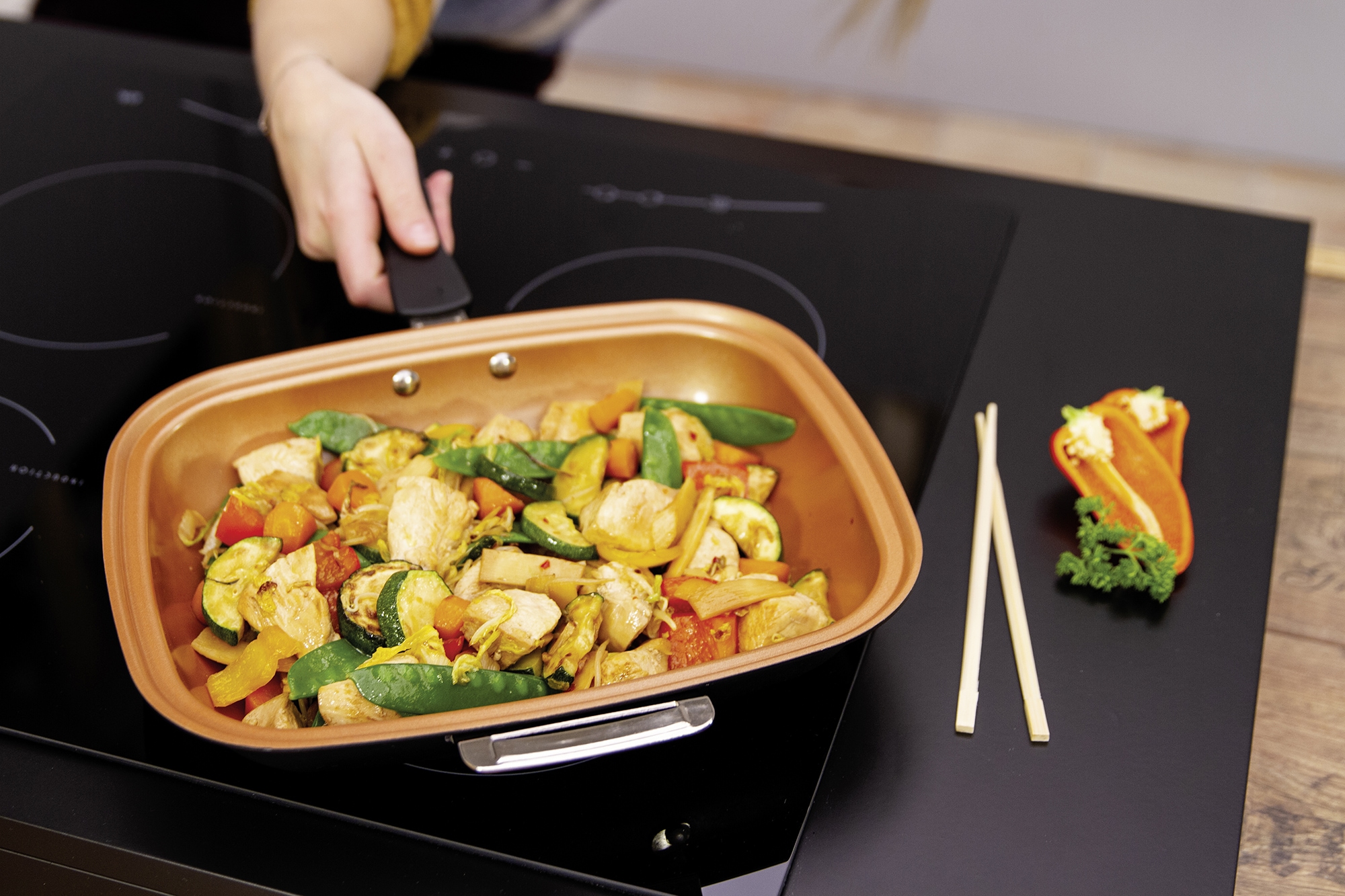 LIVINGTON Bratpfanne »Black Doubletta Deluxe«, Aluminium, (1 tlg.), 2-in1 Wendepfanne mit Frittier-Korb-Einsatz und Glasdeckel, Induktion