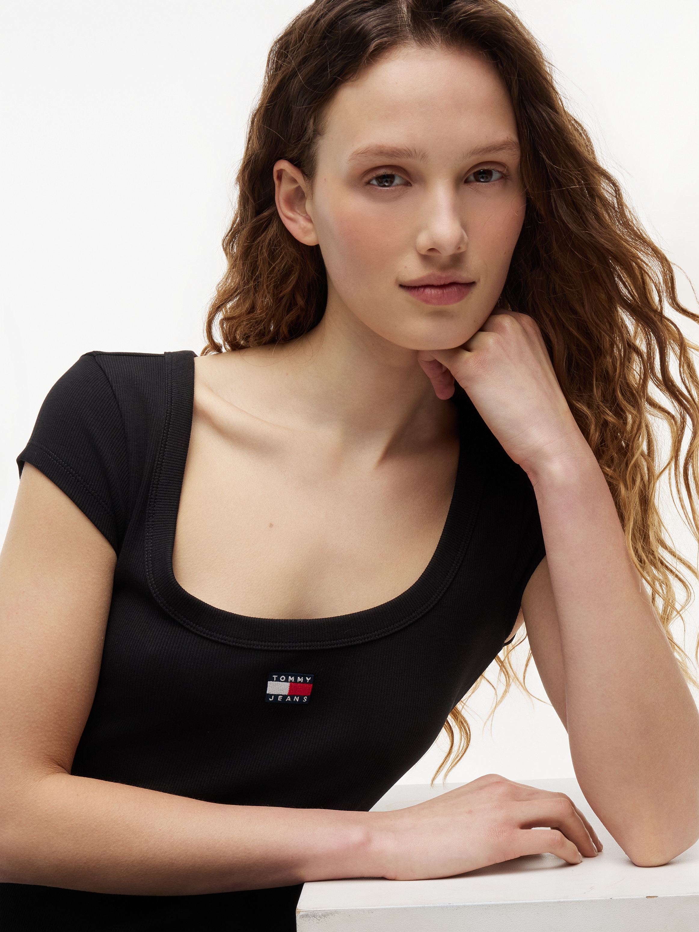 Tommy Jeans Maxikleid »TJW MAXI BADGE DRESS EXT« Baumwollmischung, figurbetont