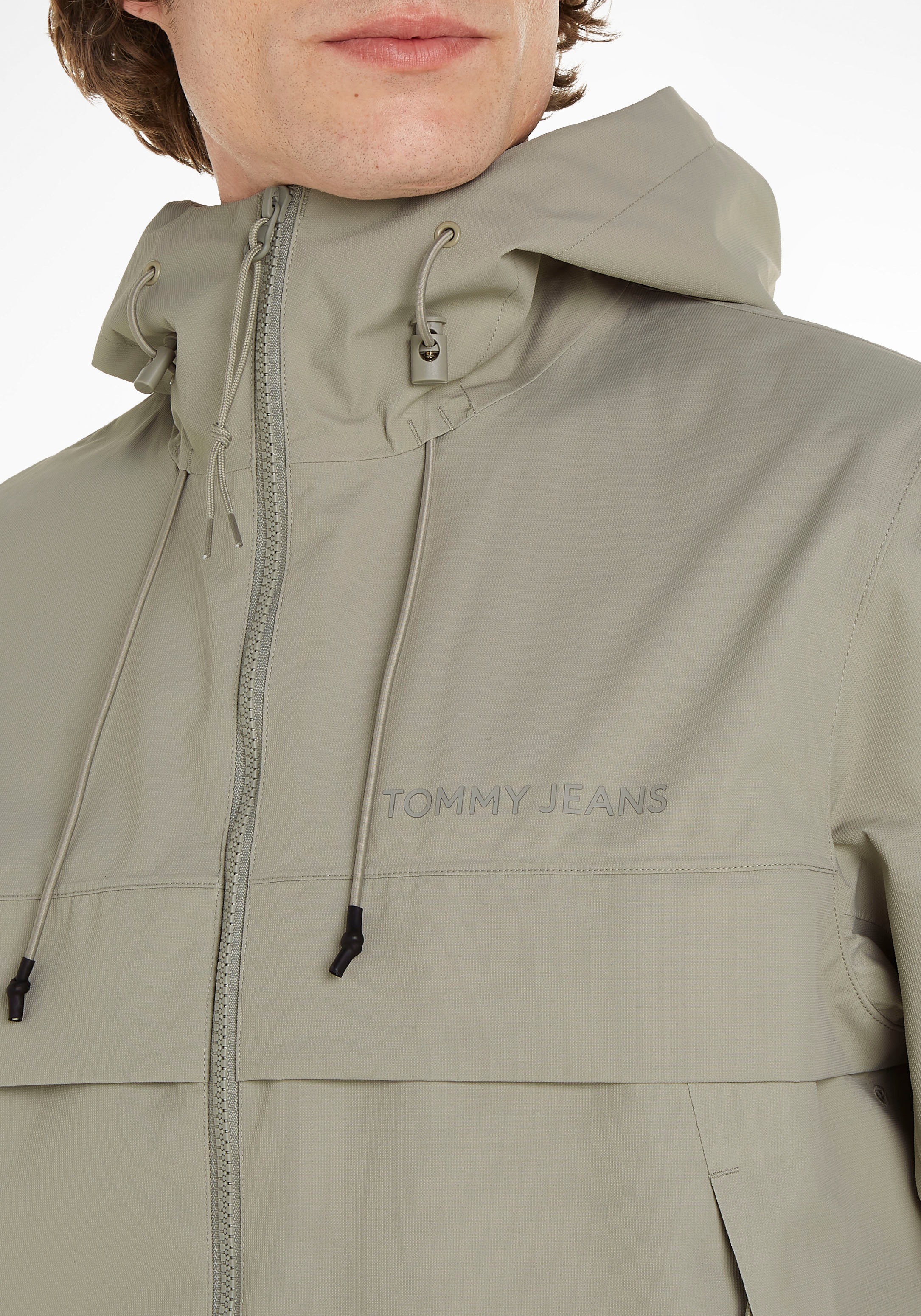 Tommy Jeans Plus Outdoorjacke »TJM TECH OUTDOOR CHICAGO EXT«, mit Kapuze, mit Logo-Schriftzug auf der Brust