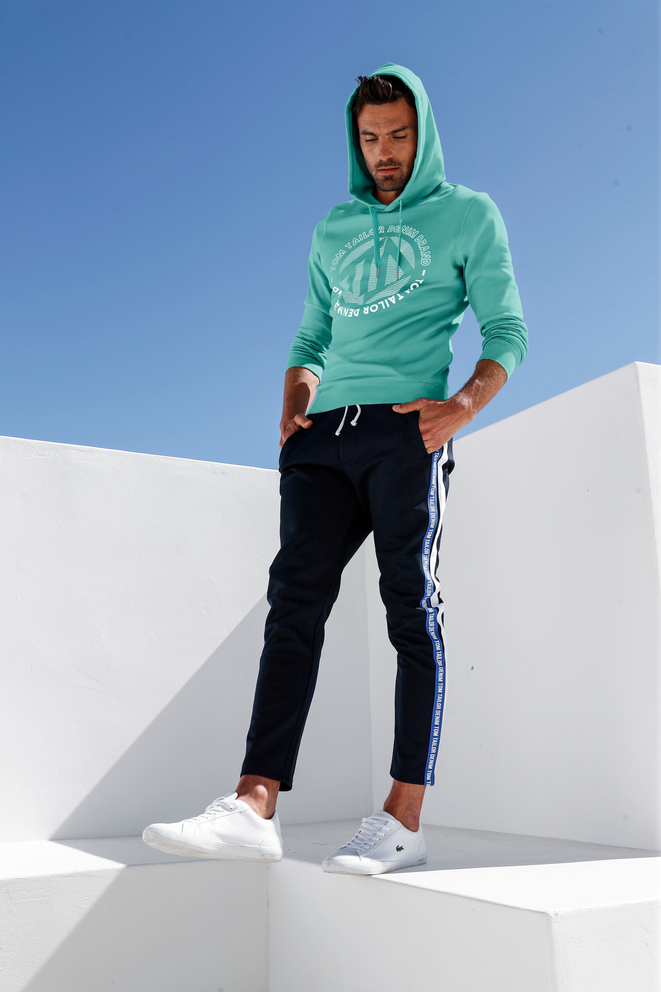 Image of TOM TAILOR Denim Kapuzensweatshirt, mit grossem Logoprint bei Ackermann Versand Schweiz