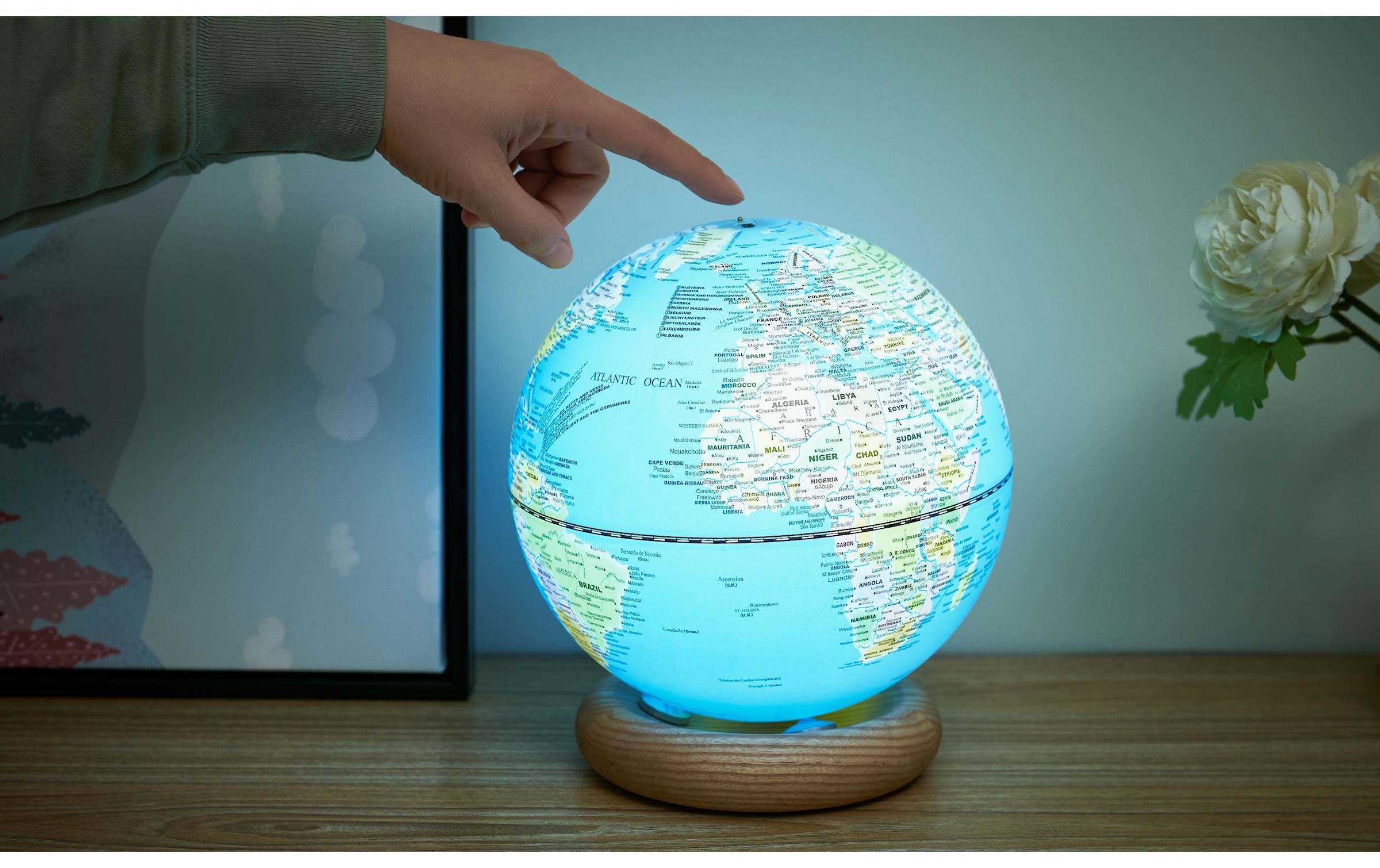 LED Dekofigur »AtlasGlobe 20 cm«, Holzart: Esche (China)