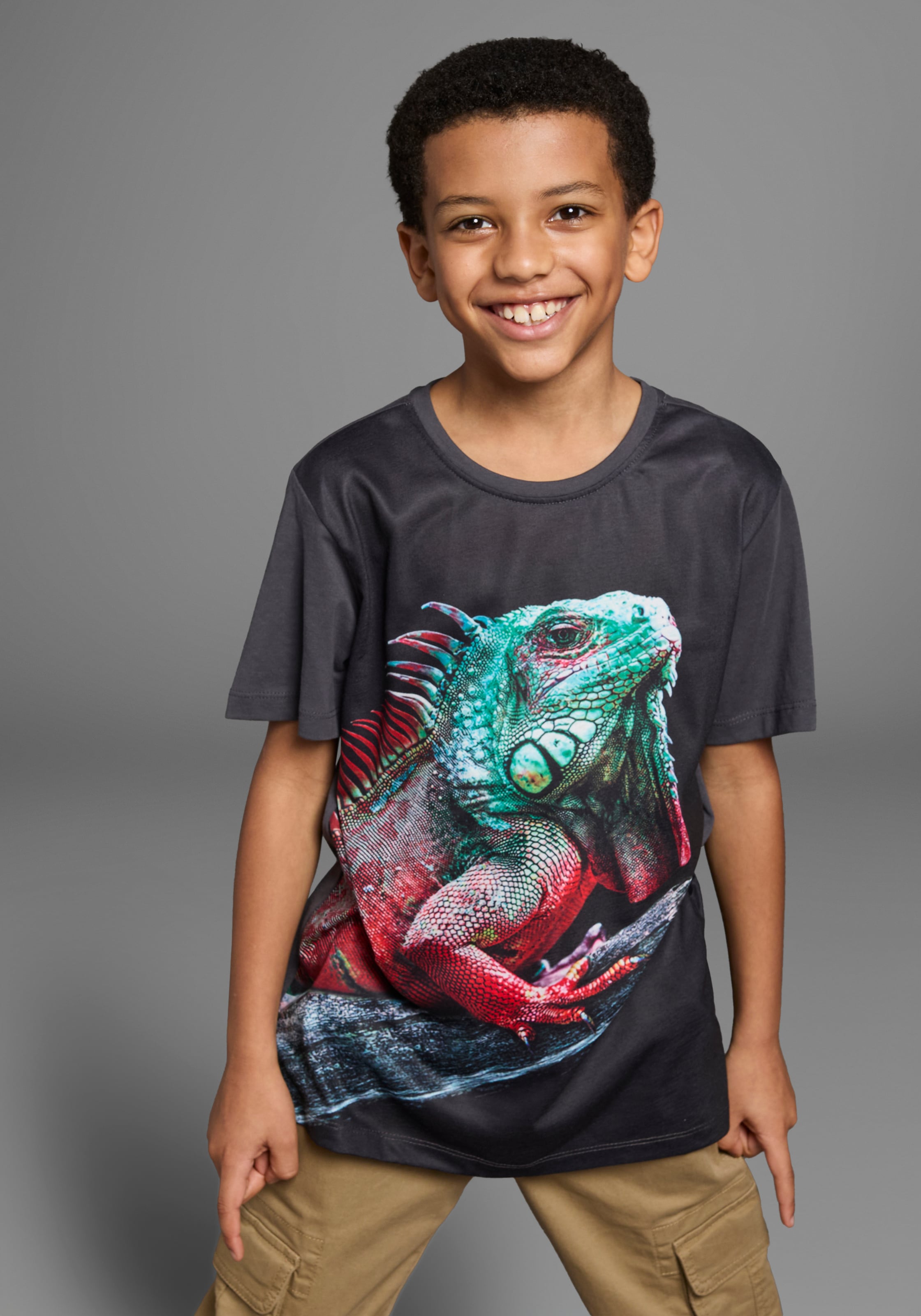 Image of KIDSWORLD T-Shirt "Fotoprint: LITTLE LIZARD" Kurzarm, mit stylischem Leguan-Druck, Rundhalsausschnitt